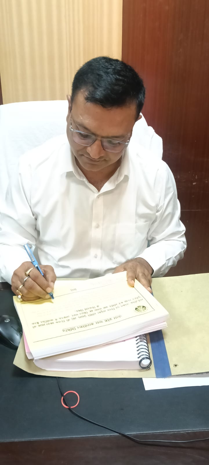 UP Assembly: शैलेन्द्र नाथ मिश्रा बने विधानसभा सचिवालय के नए संयुक्त सचिव; अधिकारियों और कर्मचारियों में खुशी की लहर