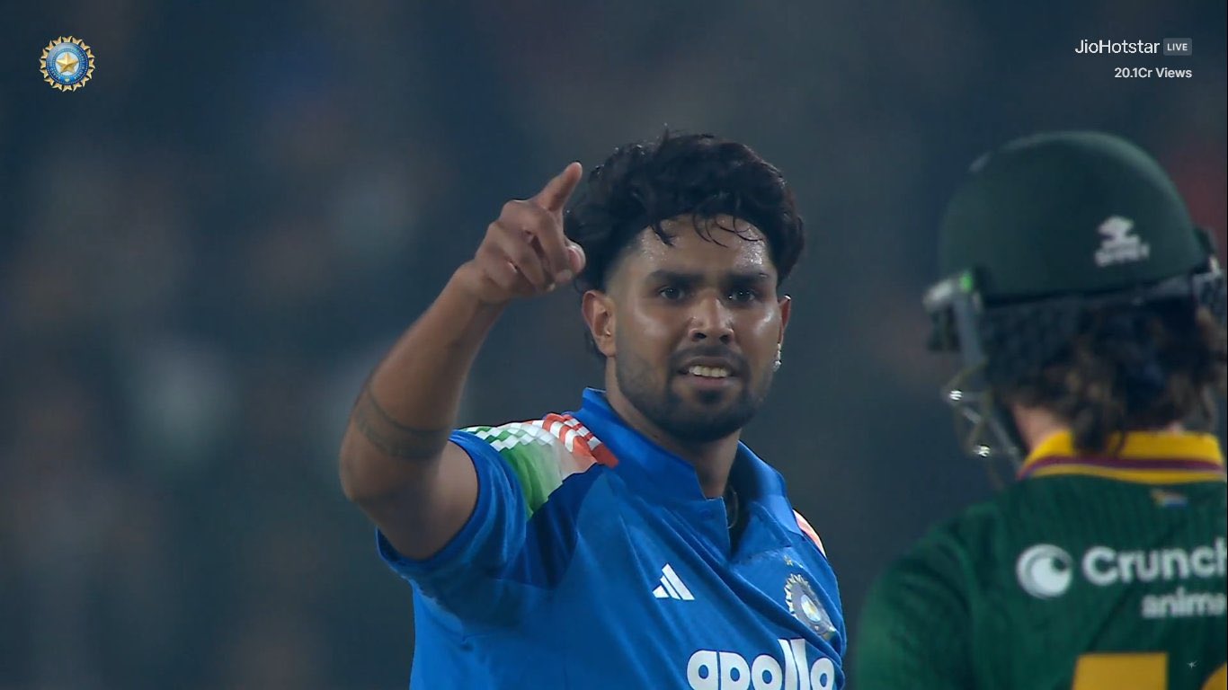 22वें ओवर में हुई विवादित घटना  यह मामला दक्षिण अफ्रीका की पारी के 22वें ओवर का है। डेवाल्ड ब्रेविस का विकेट लेने के बाद राणा ने ड्रेसिंग रूम की दिशा में ऐसा इशारा किया, जिसे उकसावे वाले व्यवहार के रूप में देखा गया। उनकी बॉडी लैंग्वेज से संकेत मिलता था कि वे बल्लेबाज को प्रतिक्रिया देने पर मजबूर कर रहे हैं।  मैच रेफरी रिची रिचर्डसन द्वारा लगाए गए आरोप और फैसले को राणा ने स्वीकार कर लिया, जिससे औपचारिक सुनवाई की जरूरत नहीं पड़ी।   ---  अंपायरों की रिपोर्ट पर आधारित कार्रवाई  मैदानी अंपायर जयरामन मदनगोपाल और सैम नोगाज्स्की, तीसरे अंपायर रॉड टकर, तथा चौथे अंपायर रोहन पंडित ने इस घटना को नोट करते हुए राणा के खिलाफ रिपोर्ट सौंपी।  आईसीसी के नियमों के मुताबिक, लेवल-1 उल्लंघन पर खिलाड़ी को  आधिकारिक चेतावनी,  मैच फीस का अधिकतम 50% जुर्माना,  और 1 या 2 डिमेरिट पॉइंट्स दिए जा सकते हैं।   राणा को चेतावनी के साथ 1 डिमेरिट पॉइंट दिया गया।