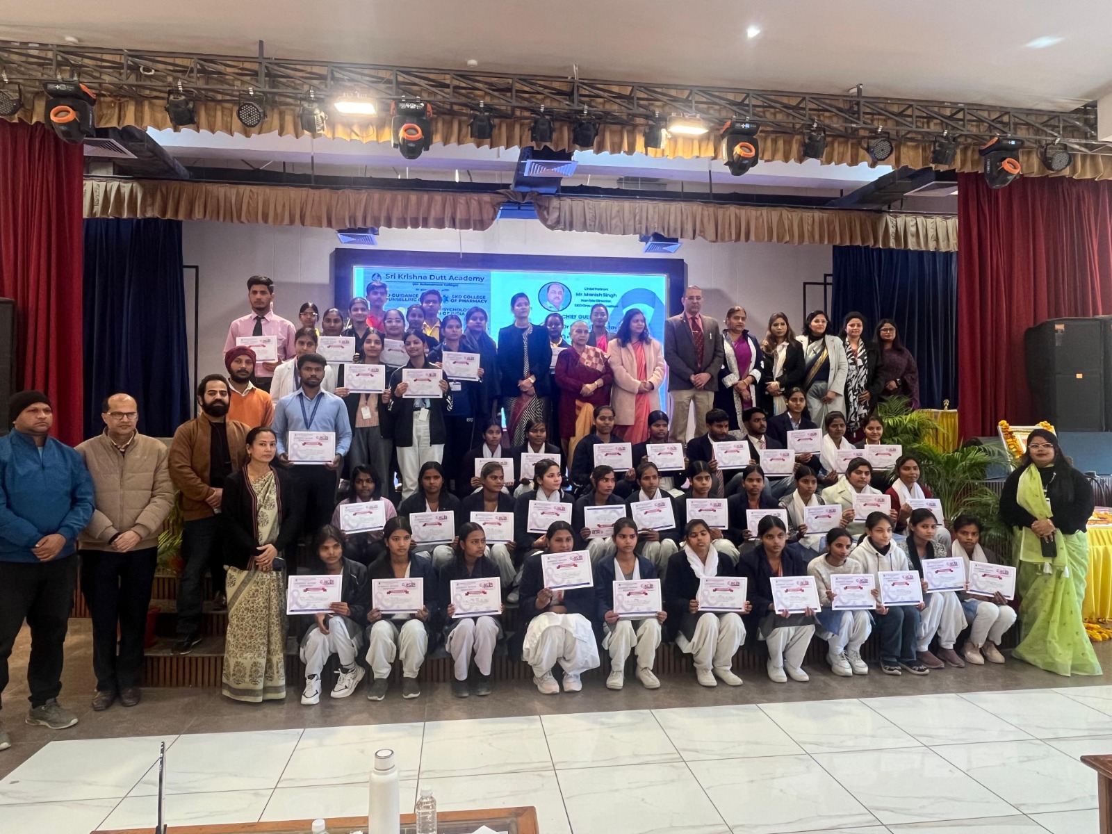 यह संगोष्ठी एसकेडी गाइडेंस एवं काउंसलिंग सेल, एसकेडी कॉलेज ऑफ फार्मेसी तथा कम्युनिटी साइकोलॉजी एसोसिएशन ऑफ इंडिया के सहयोग से एवं इंडियन मेडिकल एसोसिएशन (IMA) के समर्थन से आयोजित की गई। यह आयोजन स्वास्थ्य शिक्षा और सामाजिक उत्तरदायित्व की दिशा में एक सशक्त अंतर्विषयक पहल के रूप में सामने आया।  कार्यक्रम की मुख्य अतिथि डॉ. श्वेता श्रीवास्तव, सचिव, इंडियन मेडिकल एसोसिएशन (IMA), लखनऊ रहीं। उन्होंने अपने संबोधन में कैंसर की शीघ्र पहचान, स्वस्थ जीवनशैली अपनाने और मानसिक सहयोग के महत्व पर प्रकाश डाला। उन्होंने कहा कि समय पर जागरूकता और उचित चिकित्सकीय हस्तक्षेप से कैंसर से होने वाली मृत्यु दर में उल्लेखनीय कमी लाई जा सकती है।  संगोष्ठी में विभिन्न क्षेत्रों के प्रतिष्ठित विशेषज्ञों ने अपने विचार साझा किए। डॉ. प्रतीक मल्होत्रा, निदेशक, ब्रेस्ट एवं एंडोक्राइन क्लिनिक ने स्तन कैंसर की जागरूकता एवं नियमित जांच की आवश्यकता पर जोर दिया। डॉ. तरुणा, प्रोफेसर, एरा मेडिकल कॉलेज ने कैंसर की रोकथाम एवं प्रारंभिक पहचान से जुड़ी महत्वपूर्ण जानकारियाँ साझा कीं। डॉ. रत्ना पांडेय, सेवानिवृत्त प्रोफेसर, सिविल अस्पताल ने समय पर उपचार और सामुदायिक स्तर पर स्वास्थ्य जागरूकता की आवश्यकता को रेखांकित किया। वहीं, डॉ. कुमुद श्रीवास्तव, मनोवैज्ञानिक, ने कैंसर उपचार के मनोवैज्ञानिक पहलुओं पर प्रकाश डालते हुए मानसिक स्वास्थ्य, परामर्श एवं भावनात्मक सहयोग को समग्र उपचार का अभिन्न अंग बताया।  कार्यक्रम का आयोजन मुख्य संरक्षक श्री मनीष सिंह, निदेशक, एसकेडी ग्रुप ऑफ एजुकेशन के मार्गदर्शन में किया गया। अपने संदेश में उन्होंने कहा कि कैंसर जागरूकता केवल चिकित्सकीय विषय नहीं बल्कि एक सामूहिक सामाजिक दायित्व है। उन्होंने शैक्षणिक संस्थानों की भूमिका पर बल देते हुए छात्रों और शिक्षकों से जागरूकता अभियानों में सक्रिय सहभागिता का आह्वान किया।  इस अवसर पर उप निदेशिका एवं सहायक निदेशिका (शैक्षणिक) सुश्री निशा सिंह ने 4 फरवरी को आयोजित अंतर-महाविद्यालय पोस्टर मेकिंग प्रतियोगिता के विजेताओं को सम्मानित किया तथा प्रतिभागियों की रचनात्मकता और जागरूकता संदेशों की सराहना की।  सभा को संबोधित करते हुए डॉ. नवीन कुमार, उप निदेशक (उच्च शिक्षा) ने भविष्य में इस प्रकार के जागरूकता कार्यक्रमों को नियमित रूप से आयोजित करने की प्रतिबद्धता दोहराई। उन्होंने कहा कि इस तरह की पहल शैक्षणिक ज्ञान और सामाजिक उत्तरदायित्व के बीच सेतु का कार्य करती हैं।  कार्यक्रम का समापन संवादात्मक सत्र के साथ हुआ, जिसमें छात्रों ने विशेषज्ञों से सक्रिय रूप से प्रश्न पूछे। अंत में धन्यवाद ज्ञापन प्रस्तुत किया गया। यह संगोष्ठी अपनी प्रासंगिकता, जागरूकता-केंद्रित दृष्टिकोण और शैक्षणिक संस्थानों व चिकित्सा जगत के प्रभावी सहयोग के लिए व्यापक रूप से सराही गई।