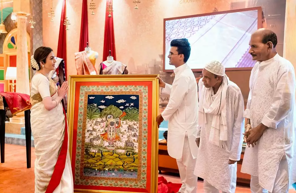 Mrs. Nita Ambani interacting with Shri. Ramji (1st from right) and Shri. Haroon (2nd from right)