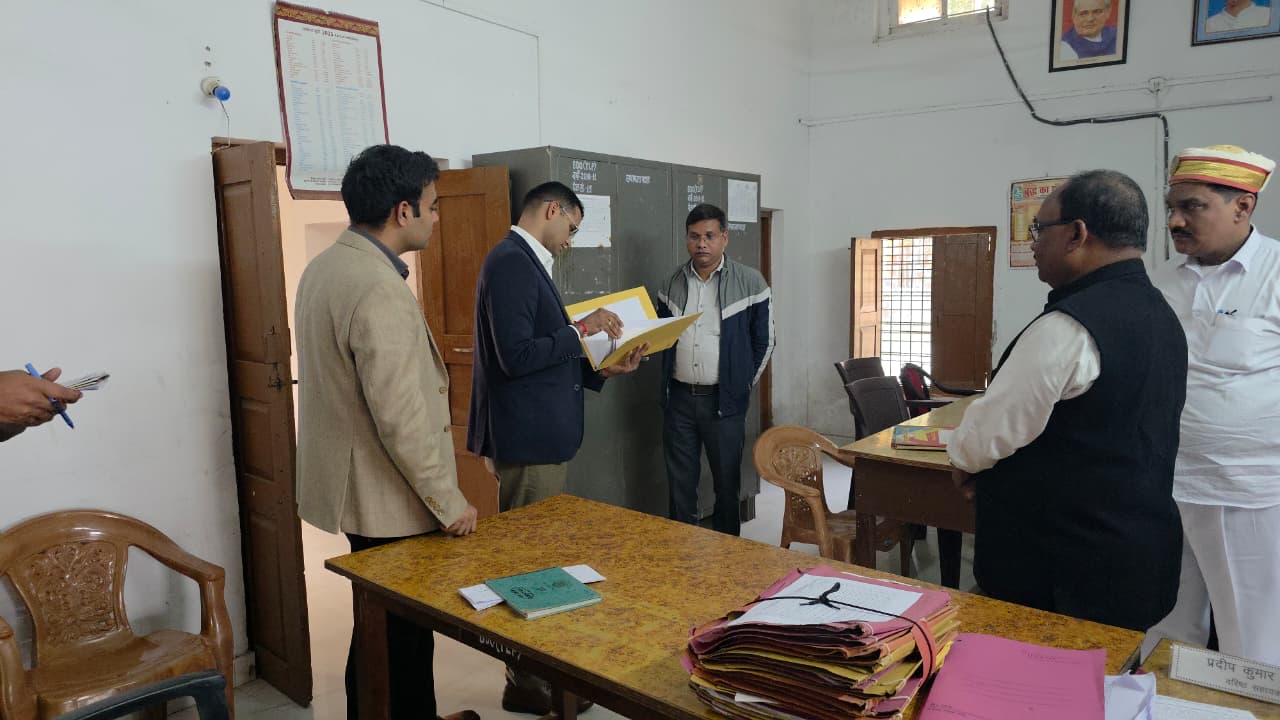 DM made a surprise inspection of Tulsipur development block office, distributed seed kits to farmers