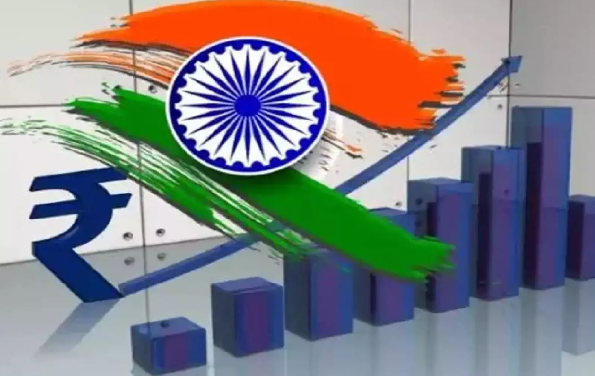 वैश्विक संकट की चुनौतियां: हमारी अर्थव्यवस्था पर असर लेखक ने उन बिंदुओं को रेखांकित किया है जो सीधे तौर पर देश और आम नागरिक को प्रभावित करते हैं:  महंगाई की मार: कच्चे तेल की कीमतों में उछाल सीधे परिवहन और उत्पादन लागत को बढ़ाता है, जिससे दैनिक जीवन की वस्तुएं महंगी हो जाती हैं।  बाजार में उतार-चढ़ाव: अनिश्चितता के कारण विदेशी निवेशक पैसा निकालकर सोने या डॉलर जैसे सुरक्षित विकल्पों की ओर भागते हैं, जिससे शेयर बाजार प्रभावित होता है।  रुपये पर दबाव: डॉलर मजबूत होने से भारतीय रुपया कमजोर होता है, जो आयात (Import), विदेश यात्रा और विदेशी शिक्षा को महंगा बना देता है।  प्रवासी भारतीयों की चिंता: खाड़ी देशों में कार्यरत लाखों भारतीयों के रोजगार और सुरक्षा पर गहरा प्रभाव पड़ता है।  चुनौतियों में छिपे 'अवसर' जहाँ दुनिया असमंजस में है, भारत के लिए यहाँ कई सकारात्मक राहें भी हैं:  स्वदेशी पर्यटन (Domestic Tourism): अंतरराष्ट्रीय यात्राएं महंगी होने पर लोग पचमढ़ी, लेह-लद्दाख और केरल जैसे घरेलू स्थलों की ओर रुख करते हैं, जिससे स्थानीय अर्थव्यवस्था और छोटे व्यवसायों को मजबूती मिलती है।  आत्मनिर्भर भारत: सप्लाई चेन में बाधा आने से स्थानीय उत्पादन (FMCG, टेक्सटाइल, फार्मा) को बढ़ावा मिलता है।  वैकल्पिक ऊर्जा: तेल की बढ़ती कीमतें सौर ऊर्जा और इलेक्ट्रिक वाहनों (EV) की ओर बढ़ने की रफ्तार को तेज करती हैं।  रक्षा उत्पादन: 'मेक इन इंडिया' के तहत भारत का उभरता रक्षा क्षेत्र वैश्विक मांग को पूरा कर सकता है।  आम नागरिकों के लिए 'आर्थिक अनुशासन' के मंत्र संकट के समय केवल सरकार ही नहीं, बल्कि नागरिकों को भी अपनी वित्तीय रणनीति बदलनी चाहिए:  इमरजेंसी फंड: हर परिवार के पास कम से कम 6 महीने के खर्च के बराबर बचत होनी चाहिए।  अनावश्यक खर्चों पर लगाम: ऑनलाइन सेल और विज्ञापनों के बहकावे में आने के बजाय बचत पर ध्यान दें।  निवेश में धैर्य: घबराहट में निवेश करने या निकालने के बजाय संतुलित वित्तीय निर्णय लें।  भारत की ताकत: क्यों हम सुरक्षित हैं? प्रवीण कक्कड़ जी के अनुसार, भारत की कुछ बुनियादी मजबूती हमें अन्य देशों से अलग खड़ा करती है:  विदेशी मुद्रा भंडार: झटकों को सहने के लिए पर्याप्त भंडार।  खाद्य सुरक्षा: अनाज भंडारण की मजबूत क्षमता।  संतुलित कूटनीति: पश्चिम एशिया के देशों के साथ भारत के अच्छे संबंध।  विशाल घरेलू बाजार: 140 करोड़ की आबादी वाला उपभोक्ता बाजार बाहरी झटकों को काफी हद तक सोख लेता है।