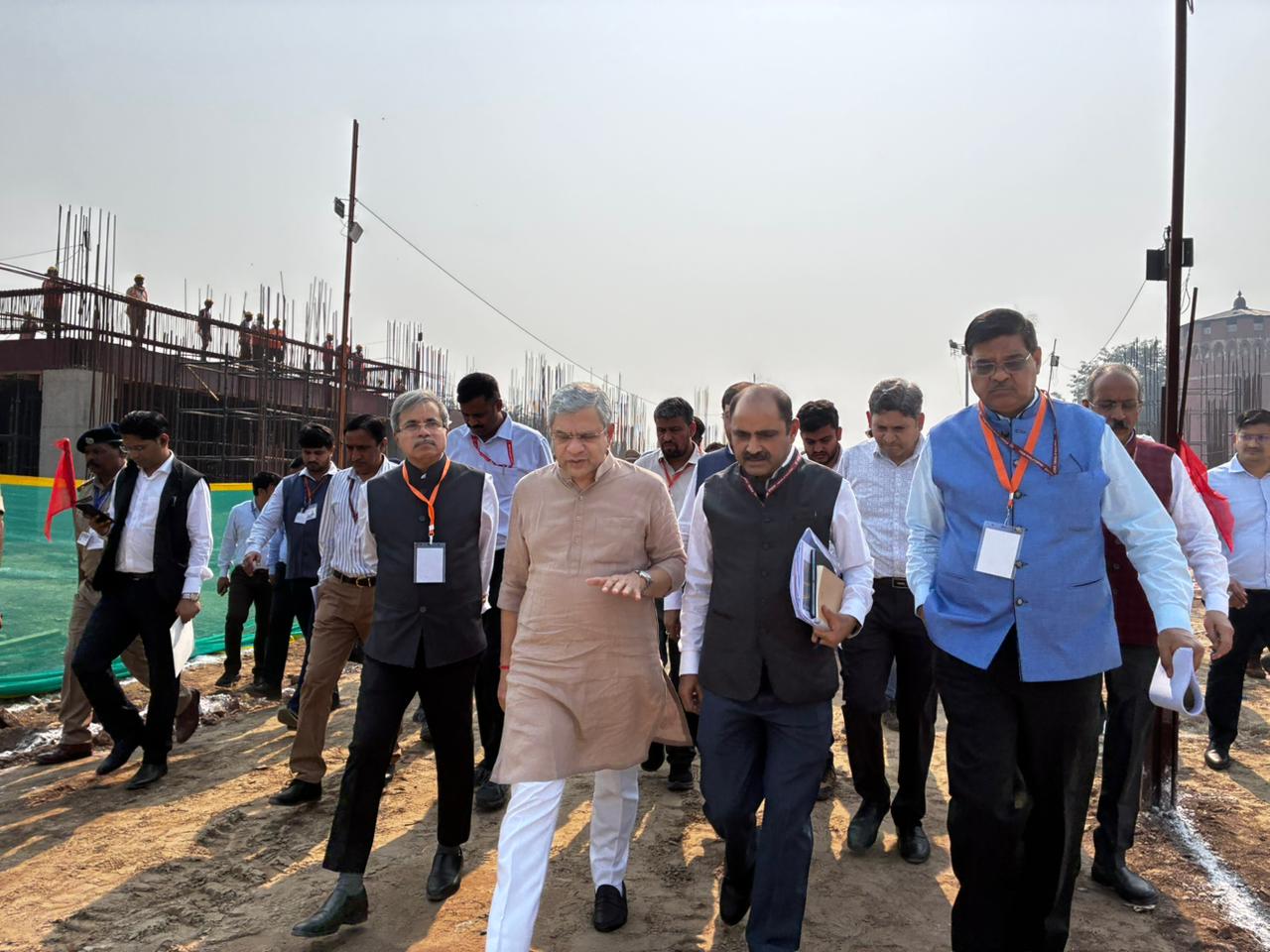 रेल मंत्री अश्विनी वैष्णव ने किया वाराणसी के रेलवे स्टेशनों और बरेका का दौरा, क्षमता बढ़ाने पर जोर