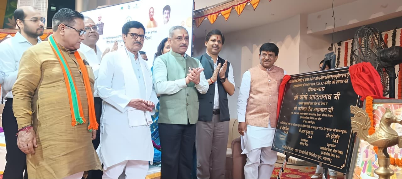 रोजगारपरक शिक्षा पर सरकार का ज़ोर मंत्री कपिल देव अग्रवाल ने स्पष्ट किया कि मुख्यमंत्री योगी आदित्यनाथ का प्रमुख उद्देश्य केवल डिग्री देना नहीं, बल्कि रोजगारपरक शिक्षा के माध्यम से प्रदेश के युवाओं को तकनीकी और आर्थिक रूप से सशक्त बनाना है। उन्होंने विश्वास जताया कि आने वाले समय में यह संस्थान उत्तर प्रदेश की सबसे बड़ी तकनीकी शिक्षा और रोजगार शक्ति के रूप में स्थापित होगा।  अत्याधुनिक तकनीकी विषयों में प्रशिक्षण कार्यक्रम में टाटा टेक्नोलॉजी लिमिटेड, पुणे के विशेषज्ञ अधिकारियों ने CIIIT परियोजना का विस्तृत प्रस्तुतीकरण दिया। इस संस्थान में युवाओं को भविष्य की माँग के अनुरूप निम्नलिखित अत्याधुनिक विषयों में प्रशिक्षण दिया जाएगा:  ऑटोमोबाइल इंजीनियरिंग  इलेक्ट्रिक व्हीकल (EV) टेक्नोलॉजी  ड्रोन टेक्नोलॉजी  रोबोटिक्स  आर्टिफिशियल इंटेलिजेंस (AI)  परियोजना की लागत और निर्माण लक्ष्य यह अत्याधुनिक CIIIT संस्थान 226.52 करोड़ रुपये की लागत से बनाया जाएगा। यह परियोजना राजकीय औद्योगिक प्रशिक्षण संस्थान (ITI) मुजफ्फरनगर के पास 10,000 वर्ग मीटर भूमि पर स्थापित होगी, जिसे जिलाधिकारी की देखरेख में निःशुल्क उपलब्ध कराया गया है। संस्थान का निर्माण कार्य फरवरी 2026 तक पूर्ण करने का महत्वाकांक्षी लक्ष्य रखा गया है।  समारोह के दौरान, मंत्री, प्रमुख सचिव, मण्डलायुक्त और निदेशक ने प्रदेश के 21 आईटीआई संस्थानों के सर्वश्रेष्ठ प्रशिक्षार्थियों को प्रशस्ति पत्र देकर सम्मानित किया। इस दौरान युवाओं के कौशल और परिश्रम की सराहना की गई और उनके उज्जवल भविष्य के लिए शुभकामनाएँ दी गईं।  इस ऐतिहासिक अवसर पर प्रमुख सचिव डॉ. हरिओम, मण्डलायुक्त अटल कुमार राय, निदेशक अभिषेक सिंह, जिलाधिकारी उमेश मिश्रा, तथा टाटा टेक्नोलॉजी लिमिटेड, पुणे से यतेन्द्र कुमार और रजनीकांत उपाध्याय सहित अनेक गणमान्य व्यक्ति उपस्थित रहे।