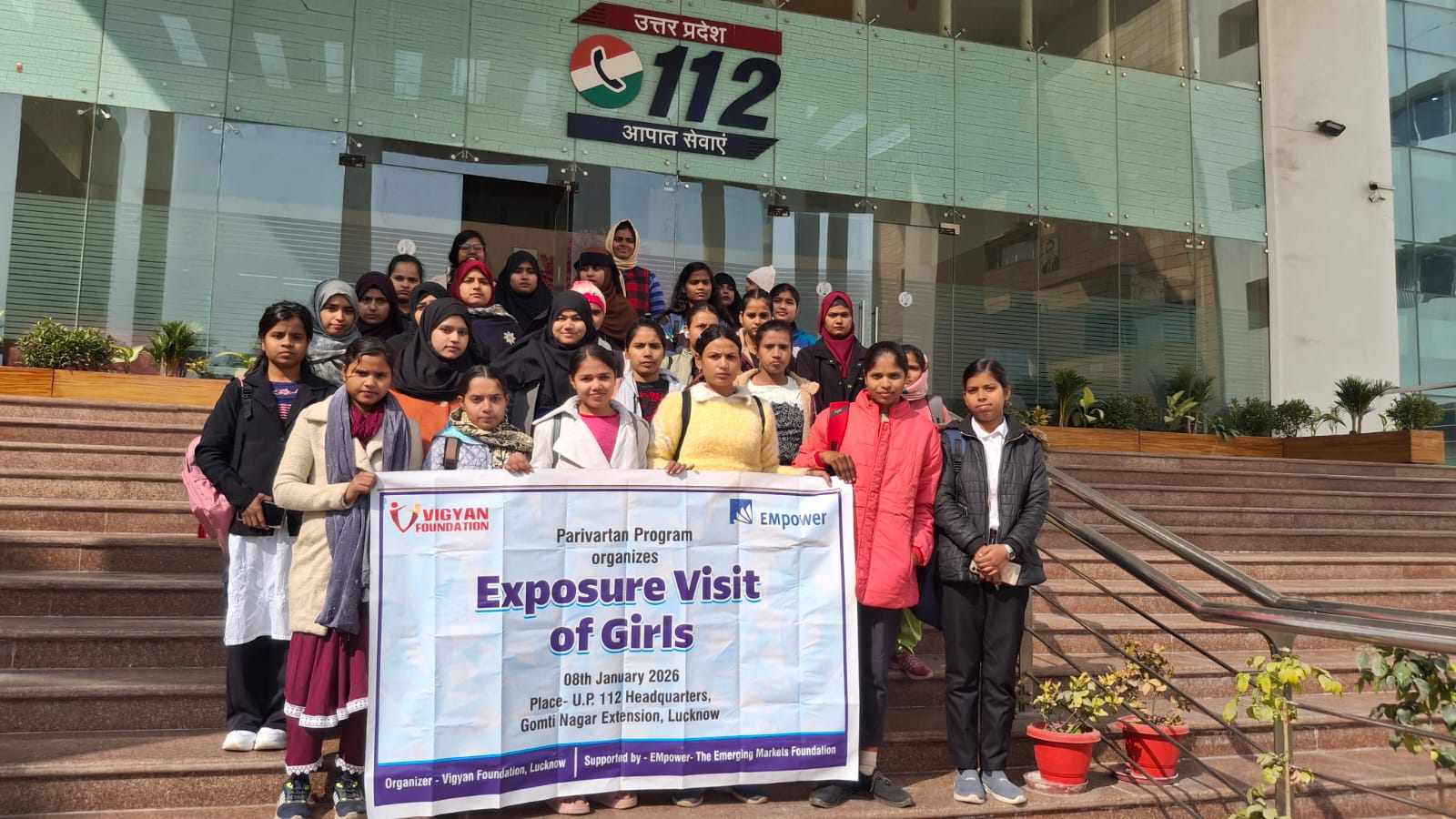 इस भ्रमण का मुख्य उद्देश्य किशोरियों को यूपी-112 की कार्यप्रणाली, महिलाओं की सुरक्षा से जुड़े सरकारी नियम-कानून तथा आपातकालीन सेवाओं की भूमिका से अवगत कराना था। कार्यक्रम के दौरान डीजी पुलिस श्रीमती नीरा रावत ने किशोरियों से संवाद किया, उनके प्रश्न सुने और विस्तार से उत्तर दिए। उन्होंने युवतियों को आगे बढ़कर नौकरी करने अथवा स्वयं का व्यवसाय शुरू करने के लिए प्रेरित करते हुए कहा&mdash; &ldquo;उत्तर प्रदेश पुलिस आपके साथ है। आप आगे बढ़िए, आत्मनिर्भर बनिए, आपकी सुरक्षा की जिम्मेदारी 112 पर छोड़ दीजिए। हम 24 घंटे आपके लिए तत्पर हैं।&rdquo;  मुख्यालय यूपी-112 के डीआईजी पुलिस श्री शाहाब रशीद खान ने अपने संबोधन में कहा कि यूपी-112 केवल सुरक्षा का माध्यम नहीं है, बल्कि यहां महिलाओं के लिए रोजगार के बेहतर अवसर भी उपलब्ध हैं। उन्होंने बताया कि कॉल हैंडलिंग जैसे कार्यों में महिलाओं को प्राथमिकता दी जाती है, क्योंकि एक महिला की आवाज़ से पीड़ित को जो सहानुभूति और भरोसा मिलता है, वह किसी भी पुरुष की आवाज़ से संभव नहीं हो पाता।  इस अवसर पर अपर पुलिस अधीक्षक (ऑपरेशन) श्री निवेश कटियार ने किशोरियों को सीएडी (CAD) एप्लीकेशन के उपयोग, उसकी उपयोगिता और आपात स्थितियों में उसकी भूमिका के बारे में विस्तार से जानकारी दी।  परिवर्तन कार्यक्रम की परियोजना समन्वयक सुश्री सुकृति मिश्रा ने बताया कि विज्ञान फाउंडेशन विगत 37 वर्षों से लखनऊ एवं आसपास के क्षेत्रों में शहरी गरीबों के अधिकारों के लिए कार्य कर रही है। संस्था सरकार के साथ मिलकर विभिन्न सामाजिक मुद्दों पर कार्य कर रही है, जबकि परिवर्तन कार्यक्रम संस्था का पहला ऐसा प्रयास है, जो सीधे तौर पर युवतियों को रोजगार से जोड़ने पर केंद्रित है।  भ्रमण के अंत में सभी किशोरियों को प्रज्ञा कक्ष में ले जाया गया, जहाँ प्रस्तुतीकरण के माध्यम से उन्हें यूपी-112 की कार्यप्रणाली, तकनीकी व्यवस्था और सेवा प्रणाली की विस्तृत जानकारी दी गई। इस जागरूकता भ्रमण में जानकीपुरम एवं मड़ियांव क्षेत्र की कुल 30 किशोरियों/युवतियों ने सहभागिता की।