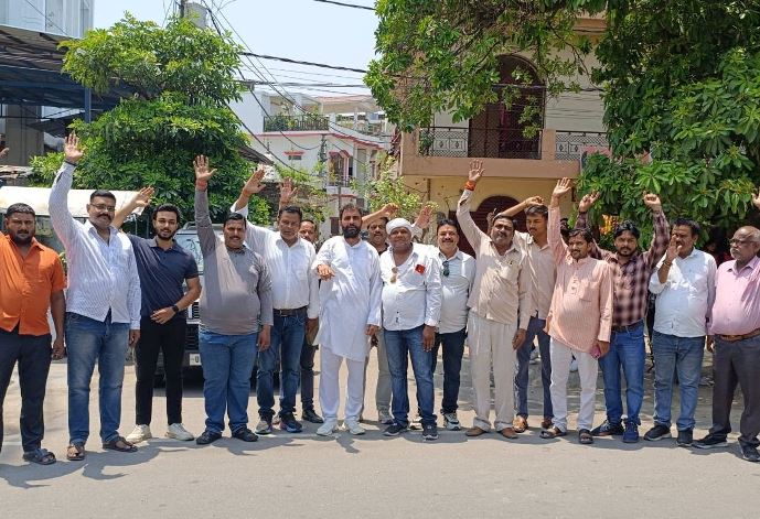 कमर्शियल सिलेंडर की कीमतों में बढ़ोतरी पर भड़के व्यापारी, सड़क पर उतरकर किया विरोध प्रदर्शन