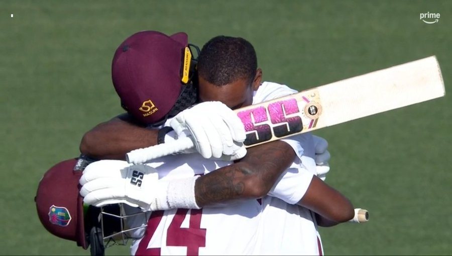 पहली पारी: दोनों टीमें फ्लॉप न्यूजीलैंड ने टॉस जीतकर 231 रन बनाए—औसत बल्लेबाज़ी। जवाब में वेस्टइंडीज इससे भी खराब खेली और 167 पर सिमट गई। कीवी टीम को 64 रन की लीड मिल गई। दूसरी पारी: रचिन रविंद्र का जादू जब न्यूजीलैंड ने दोबारा बल्लेबाज़ी शुरू की तो पूरी तस्वीर बदल गई। कप्तान टॉम लैथम — 145 रन रचिन रविंद्र — 185 गेंदों में 176 रन न्यूजीलैंड ने चौथे दिन सुबह 466/9 पर पारी घोषित की। वेस्टइंडीज के सामने 531 रन का पहाड़ जैसा लक्ष्य था। ओवर थे 164 — यानी 984 गेंदें। दूसरी पारी की शुरुआत: WI का पतन 24, 25, 55 और 72 पर लगातार विकेट… सिर्फ 28 ओवर में चार बल्लेबाज़ आउट। यह लगने लगा कि कीवी टीम चौथे दिन ही मैच खत्म कर देगी। लेकिन कहानी यहीं से बदलनी शुरू हुई… साई होप–ग्रीव्स साझेदारी: संघर्ष की नींव साई होप – 140 रन ग्रीव्स – टिके रहे, लड़ते रहे, आगे बढ़ते गए 277 पर WI का छठा विकेट गिरा। अभी करीब 70 ओवर बचते थे। यहीं से शुरू हुई ग्रीव्स–केमर रोच की महागाथा। ग्रीव्स–रोच: टेस्ट मैच बचाने की अमर साझेदारी केमर रोच – 233 गेंद, 58 रन ग्रीव्स – दोहरा शतक (200+) दोनों ने मिलकर न्यूजीलैंड के तेज़ और स्पिन—दोनों तरह के हमलों को रोका। एक-एक गेंद को अपनी जान की तरह खेला। 164वें ओवर की तीसरी गेंद तक न्यूजीलैंड आख़िरी विकेट के पीछे था। लेकिन यहीं साफ हो गया कि इतने कम गेंदों में चार विकेट असंभव है। मैच ड्रॉ पर समाप्त हुआ। अंतिम स्कोर: वेस्टइंडीज – 457/8 लक्ष्य से केवल 74 रन दूर। --- यह मैच याद रहेगा क्यों? वेस्टइंडीज जैसे मुश्किल दौर से गुजर रही टीम द्वारा ऐसा जज़्बा दिखाना 531 लक्ष्य के सामने आख़िरी दिन 90% समय बल्लेबाज़ी करते रहना ग्रीव्स और रोच की महाकाव्य जैसी साझेदारी टेस्ट क्रिकेट के ‘ड्रॉ’ का सबसे खूबसूरत रूप वेस्टइंडीज ने हाल के वर्षों में जितनी हारें झेली हैं, उसे देखते हुए यह मुकाबला उनके लिए जीत जैसा ही है। और हम दर्शकों के लिए — टेस्ट क्रिकेट का जीवंत सबक।