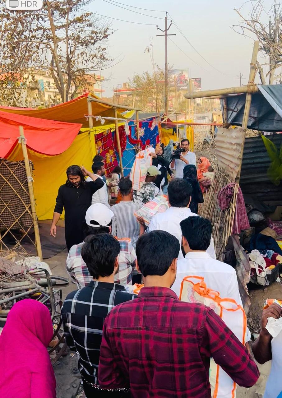 संकट के समय 'संजीवनी' बनी राहत सामग्री अग्निकांड में अपना आशियाना खो चुके परिवारों के लिए फाउंडेशन ने व्यापक सहायता योजना तैयार की। वितरण अभियान के मुख्य आकर्षण निम्नलिखित रहे:  राशन किट: प्रत्येक परिवार को एक महीने का संपूर्ण राशन प्रदान किया गया, जिसमें आटा, चावल, दालें, तेल, शक्कर और मसाले शामिल थे।  शिक्षा की निरंतरता: बच्चों की पढ़ाई प्रभावित न हो, इसके लिए स्कूल बैग, कॉपियां, पेंसिल बॉक्स और अन्य स्टेशनरी वितरित की गई।  तात्कालिक सहायता: गर्मी और संकट को देखते हुए पीने के शुद्ध पानी, लस्सी और अन्य आवश्यक वस्तुओं की भी व्यवस्था की गई।  500 लोगों तक पहुँची मदद: चाँद कुरैशी का नेतृत्व फाउंडेशन के चेयरमैन चाँद कुरैशी के नेतृत्व में चली इस मुहिम ने लगभग 400 से 500 लोगों के जीवन में सीधे तौर पर सकारात्मक प्रभाव डाला। चाँद कुरैशी, जिन्हें उनके निस्वार्थ सेवा भाव के कारण क्षेत्र में गहरा सम्मान प्राप्त है, ने अपनी टीम के साथ मिलकर हर पीड़ित तक पहुँच सुनिश्चित की।  समाज सेवा का एक दशक: राहत-ए-इंसानियत फाउंडेशन पिछले 10 वर्षों से लगातार वंचितों और पीड़ितों की सेवा में समर्पित है।  कोविड काल के 'ऑक्सीजन मैन' की निरंतर सेवा बता दें कि चाँद कुरैशी का नाम समाज सेवा के क्षेत्र में नया नहीं है। कोविड-19 महामारी के दौरान, विशेषकर दूसरी लहर के समय, उन्होंने अपनी जान जोखिम में डालकर लोगों को मुफ्त ऑक्सीजन सिलेंडर उपलब्ध कराए थे। उनके इसी साहसिक कार्य के कारण जनता ने उन्हें &ldquo;ऑक्सीजन मैन&rdquo; के नाम से नवाजा था।  एक सकारात्मक संदेश: "साथ ही असली इंसानियत है" विकासनगर में फाउंडेशन द्वारा किया गया यह कार्य समाज के लिए एक बड़ा संदेश है। मुश्किल समय में संसाधनों से अधिक, साथ खड़े होने का साहस महत्वपूर्ण होता है। चाँद कुरैशी और उनकी टीम का यह जज्बा साबित करता है कि इंसानियत आज भी जीवित है।