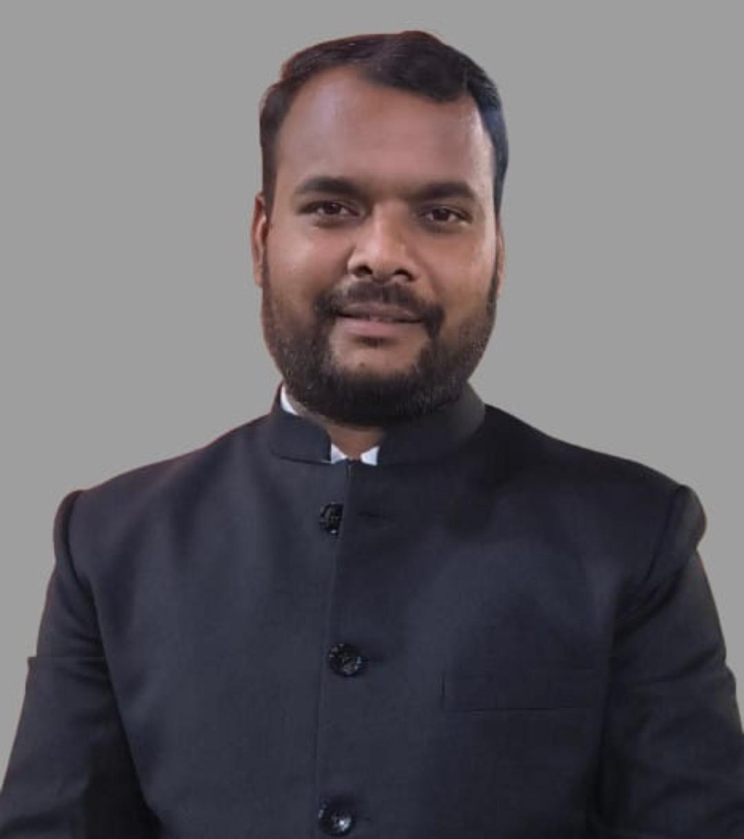 कौन हैं रोहित कश्यप? (शानदार उपलब्धियों से भरा सफर) रोहित कश्यप बिजनेस और सामाजिक क्षेत्र का एक जाना-माना और ऊर्जावान नाम हैं:  राजाराम ग्रुप के फाउंडर: वे उद्योग और व्यवसाय क्षेत्र में सक्रिय भूमिका निभाते हुए 'राजा राम ग्रुप' के संस्थापक एवं चेयरमैन हैं।  राष्ट्रीय पुरस्कारों से सम्मानित: समाज सेवा और युवा नेतृत्व के लिए उन्हें भारत सरकार द्वारा 'राष्ट्रीय युवा पुरस्कार' और उत्तर प्रदेश सरकार द्वारा 'विवेकानंद युवा पुरस्कार' से नवाजा जा चुका है।  दूरदर्शी नेतृत्व: उनके इसी संगठनात्मक अनुभव और समाज के प्रति प्रतिबद्धता को देखते हुए उन्हें उत्तर प्रदेश जैसे बड़े राज्य की कमान सौंपी गई है।  🎯 क्या है रोहित कश्यप का मुख्य विज़न? अध्यक्ष पद की जिम्मेदारी संभालने के बाद रोहित कश्यप ने संगठन के भविष्य के एजेंडे को साफ किया। उन्होंने कहा कि बिक्की का मुख्य फोकस निम्नलिखित बिंदुओं पर रहेगा:  आर्थिक व सामाजिक सशक्तिकरण: सरकार और प्रशासन के साथ तालमेल बिठाकर ओबीसी (OBC) और एमएसएमई उद्यमियों को मजबूत बनाना।  जमीनी स्तर पर विकास: नए स्टार्टअप्स को बढ़ावा देना, रोजगार के अवसर पैदा करना और सरकारी योजनाओं का लाभ सीधे छोटे उद्यमियों तक पहुँचाना।  हर जिले में नेटवर्क: उत्तर प्रदेश के प्रत्येक जिले में संगठन का विस्तार किया जाएगा, ताकि स्थानीय व्यापारियों और युवाओं की समस्याओं को सीधे शासन तक प्रभावी ढंग से पहुँचाया जा सके।  🤝 संगठन और शुभचिंतकों ने जताई खुशी बिक्की परिवार ने रोहित कश्यप का गर्मजोशी से स्वागत करते हुए भरोसा जताया है कि उनके नेतृत्व में उत्तर प्रदेश में समावेशी आर्थिक विकास (Inclusive Economic Growth) को एक नई दिशा मिलेगी।  उनकी इस नई पारी की शुरुआत पर कई गणमान्य व्यक्तियों ने उन्हें बधाई और शुभकामनाएं दी हैं, जिनमें शामिल हैं:  वरिष्ठ पत्रकार श्रीश सिंह  केकेसी छात्र संघ के पूर्व अध्यक्ष मनोज तिवारी  राजा राम फाउंडेशन के हिमांशु शर्मा  हरिभान यादव और अजीत यादव समेत अन्य प्रमुख सहयोगी।  🏢 बिक्की (BICCI) के बारे में बिक्की (Backward Classes Indian Chamber of Commerce and Industry) देश में पिछड़े वर्ग, युवाओं और लघु उद्योगों (MSMEs) के अधिकारों और उनके व्यावसायिक विकास के लिए काम करने वाला एक प्रमुख मंच है। रोहित कश्यप के आने से यूपी में इस मिशन को और अधिक मजबूती मिलने की उम्मीद है।