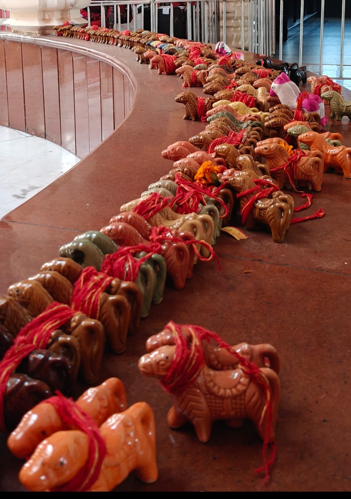 पांडवों से शुरू हुई घोड़े चढ़ाने की प्रथा