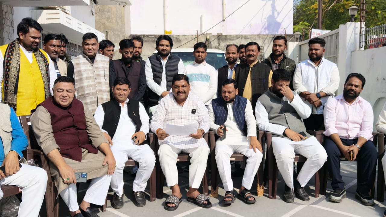 Former cabinet minister and SP national secretary Arvind Singh Gop held a major meeting at SIR and gave guidelines to party workers.