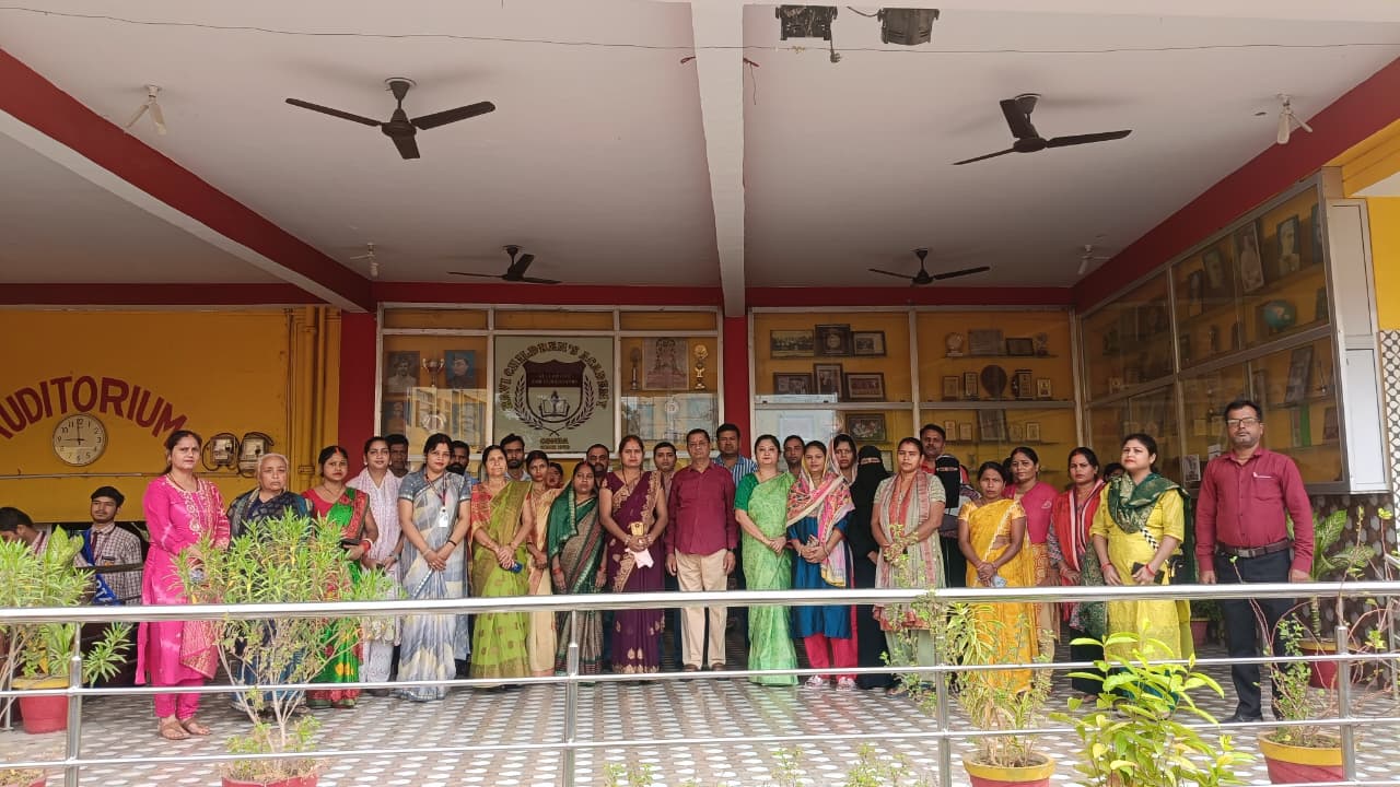 Sarjana Mishra, a student of Ravi Children's College, won a medal by scoring 100% marks in the National GK Olympiad.