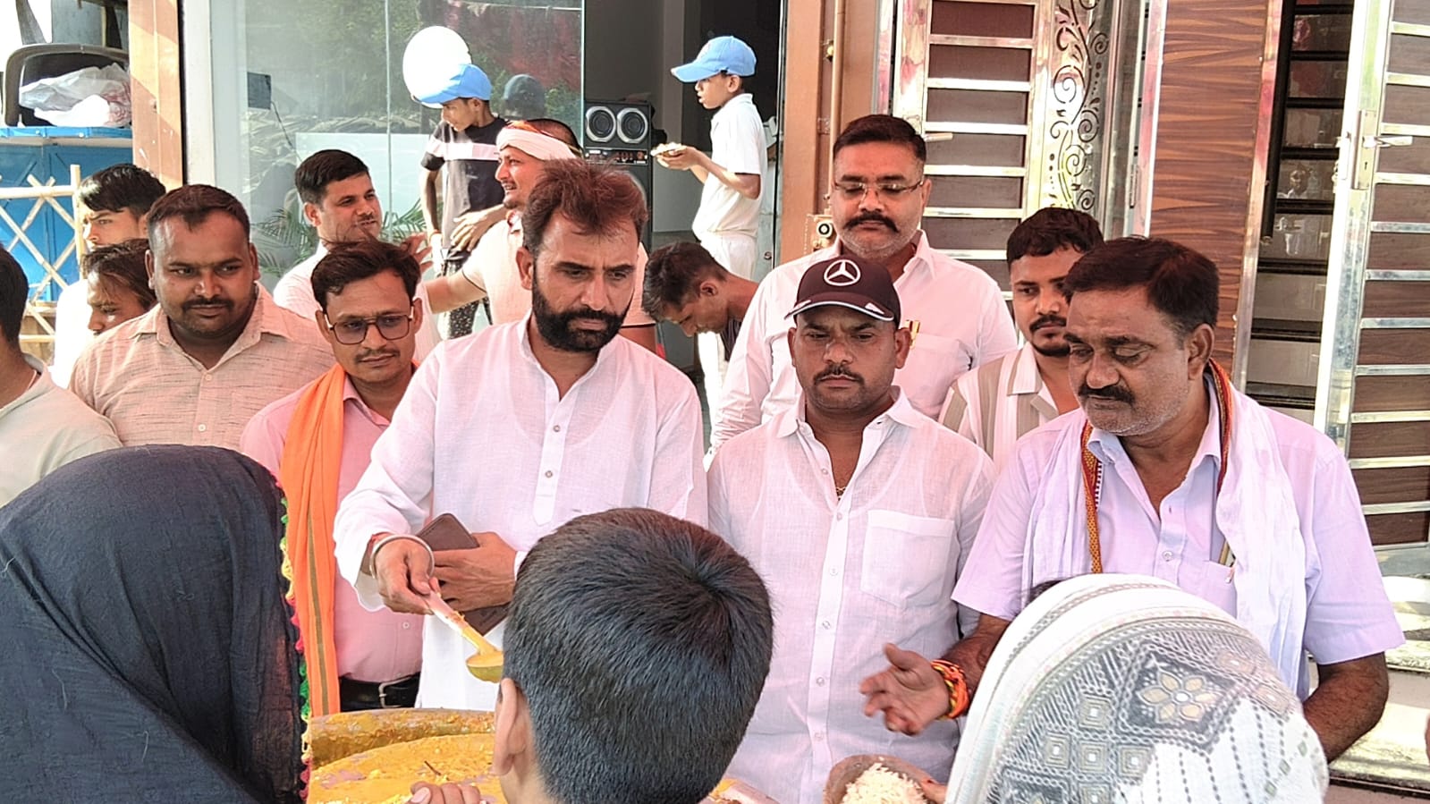 लखनऊ: संयुक्त उद्योग व्यापार मंडल की विभिन्न इकाइयों पर 'बड़े मंगल' का भव्य आयोजन, उमड़ा भक्तों का सैलाब