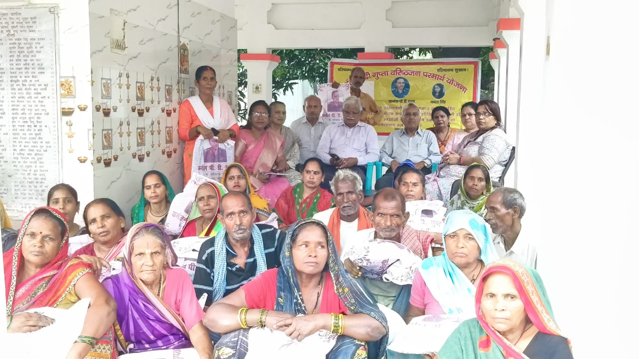 Bedsheets and useful items were distributed as gifts to senior citizens in Khargapur