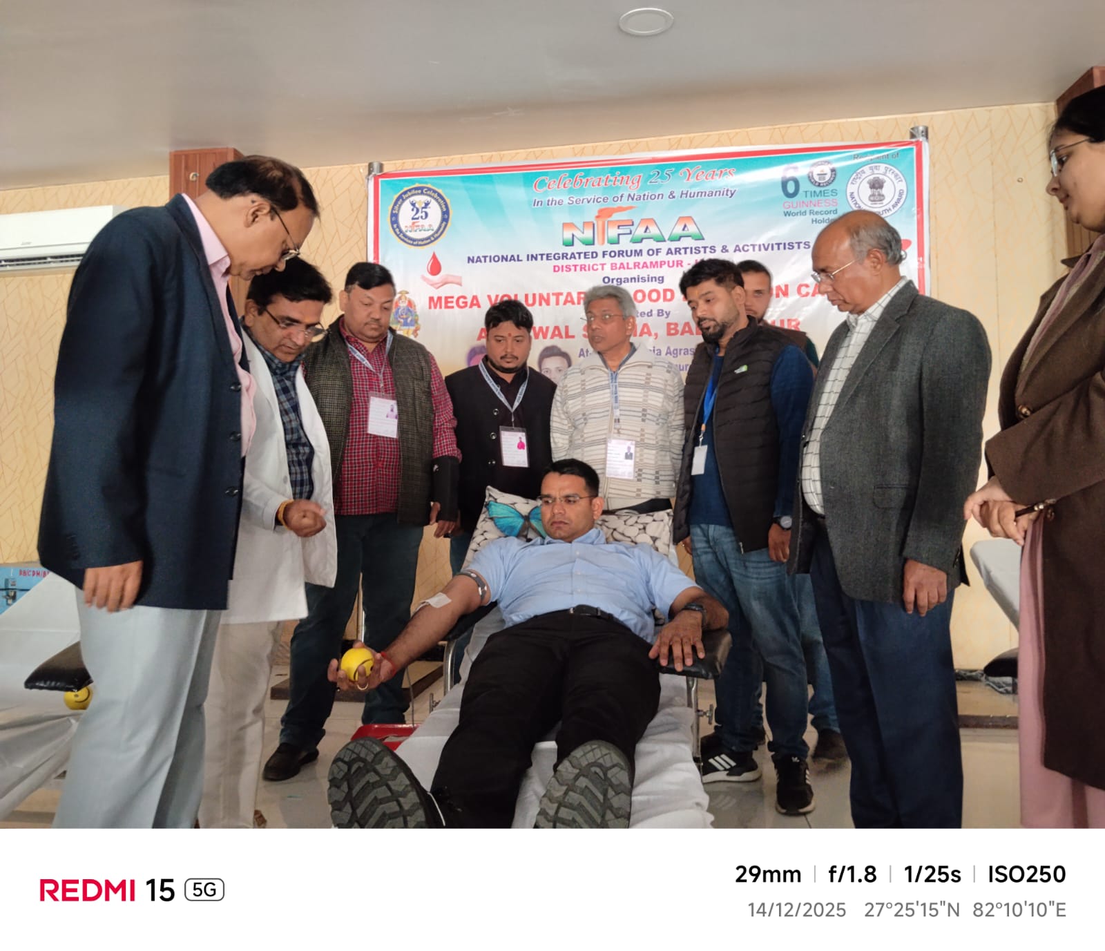 डीएम डॉ. विपिन कुमार जैन ने स्वयं रक्तदान कर किया शिविर का शुभारंभ