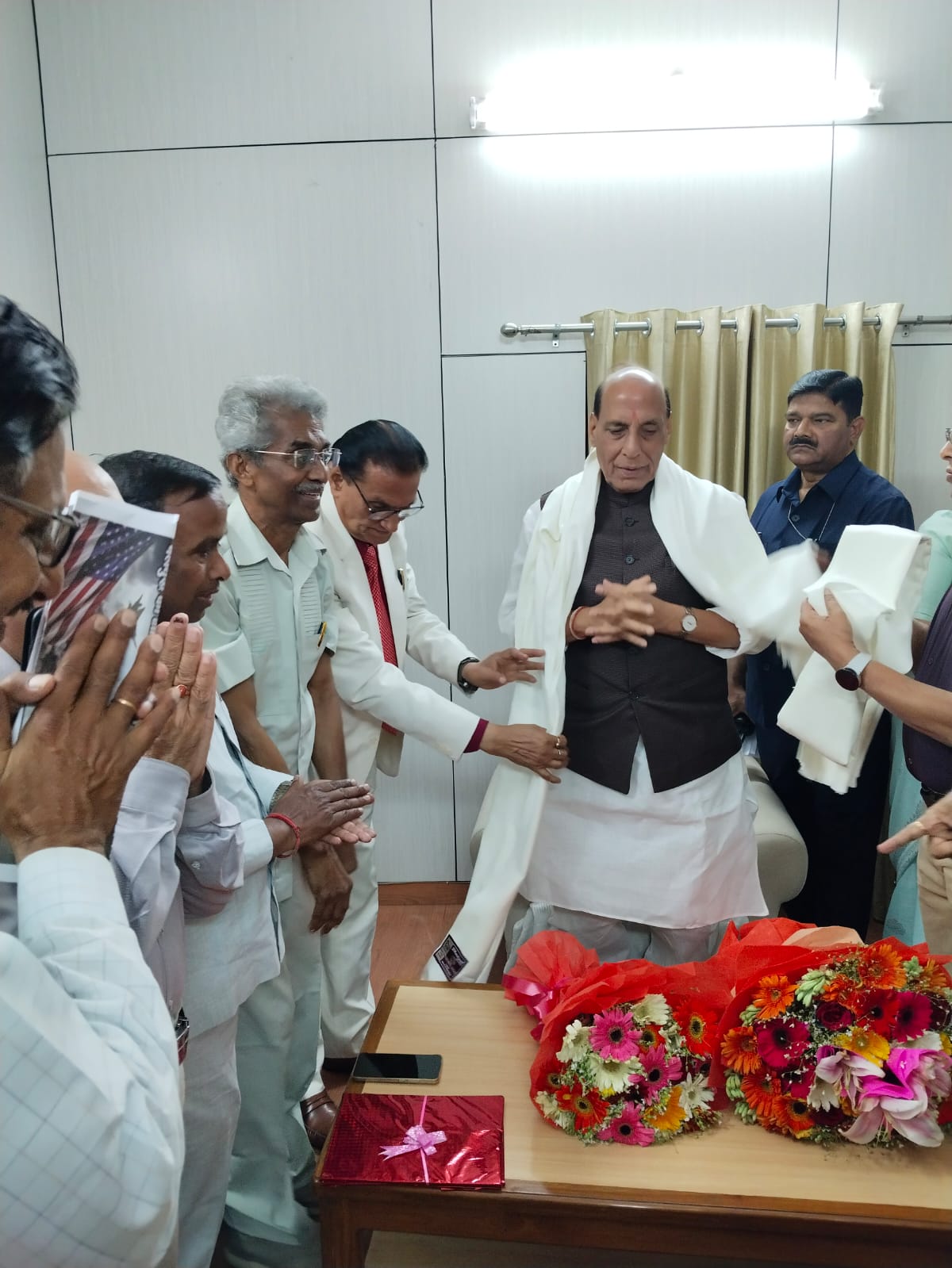 The Gomti Nagar Jan Kalyan Mahasamiti honored Defense Minister Rajnath Singh.