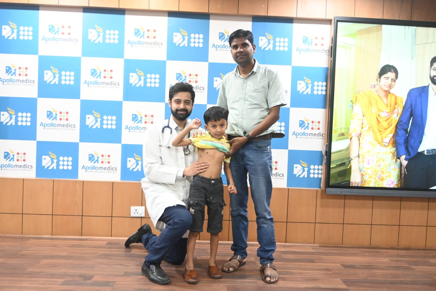 🔬 &lsquo;कीहोल&rsquo; तकनीक से सर्जरी  बच्चा लंबे समय से फेफड़ों के संक्रमण और सांस लेने में तकलीफ से जूझ रहा था। जांच में उसके दिल में छेद (होल) पाया गया। सामान्यतः ऐसे मामलों में ओपन हार्ट सर्जरी की जाती है, जिसमें छाती पर बड़ा चीरा लगाया जाता है और रिकवरी में लंबा समय लगता है।  लेकिन इस मामले में डॉक्टरों ने अत्याधुनिक कीहोल (मिनिमली इनवेसिव कार्डियक सर्जरी) तकनीक का इस्तेमाल किया। बच्चे के कंधे के नीचे बगल के पास करीब 3 सेंटीमीटर का छोटा चीरा लगाकर पूरी सर्जरी की गई और दिल के छेद को सफलतापूर्वक बंद किया गया।  👨&zwj;⚕️ विशेषज्ञ टीम की बड़ी सफलता  इस जटिल सर्जरी को अंजाम देने वाले कार्डियक सर्जन डॉ. राहुल भूषण ने बताया कि छोटे बच्चों में इस प्रकार की सर्जरी बेहद चुनौतीपूर्ण होती है, क्योंकि उनका दिल आकार में बहुत छोटा होता है।  उन्होंने बताया कि बायपास मशीन से जोड़ने की प्रक्रिया भी बच्चों में कठिन होती है, क्योंकि उनकी रक्त वाहिकाएं पूरी तरह विकसित नहीं होतीं। ऐसे में सभी ट्यूब और सर्जिकल उपकरण उसी छोटे चीरे से संचालित करने पड़ते हैं।  ⚡ तेज रिकवरी, कम दर्द  इस सर्जरी में करीब तीन घंटे का समय लगा। तकनीक के प्रमुख फायदे&mdash;  हड्डी या मांसपेशी को काटने की जरूरत नहीं  रक्तस्राव बेहद कम  दर्द और संक्रमण का खतरा कम  शरीर पर बड़ा निशान नहीं  सर्जरी के बाद बच्चे को केवल एक दिन आईसीयू में रखा गया और दो दिन में ही उसे अस्पताल से छुट्टी दे दी गई, जो पारंपरिक सर्जरी की तुलना में काफी तेज रिकवरी है।  🏥 स्वास्थ्य क्षेत्र के लिए मील का पत्थर  अस्पताल के सीईओ एवं एमडी डॉ. मयंक सोमानी ने कहा कि यह उपलब्धि प्रदेश के स्वास्थ्य क्षेत्र के लिए एक महत्वपूर्ण कदम है। उन्होंने बताया कि अत्याधुनिक तकनीकों को स्थानीय स्तर पर उपलब्ध कराने से मरीजों को अब बड़े शहरों या विदेश जाने की आवश्यकता नहीं पड़ेगी।  💚 अब पूरी तरह स्वस्थ  डॉक्टरों के अनुसार, सर्जरी के बाद बच्चे का हृदय सामान्य रूप से कार्य कर रहा है और वह पूरी तरह स्वस्थ है।  यह उपलब्धि न केवल चिकित्सा क्षेत्र में तकनीकी प्रगति का उदाहरण है, बल्कि भविष्य में बच्चों की जटिल हृदय सर्जरी को और सुरक्षित और प्रभावी बनाने की दिशा में भी एक बड़ा कदम है।