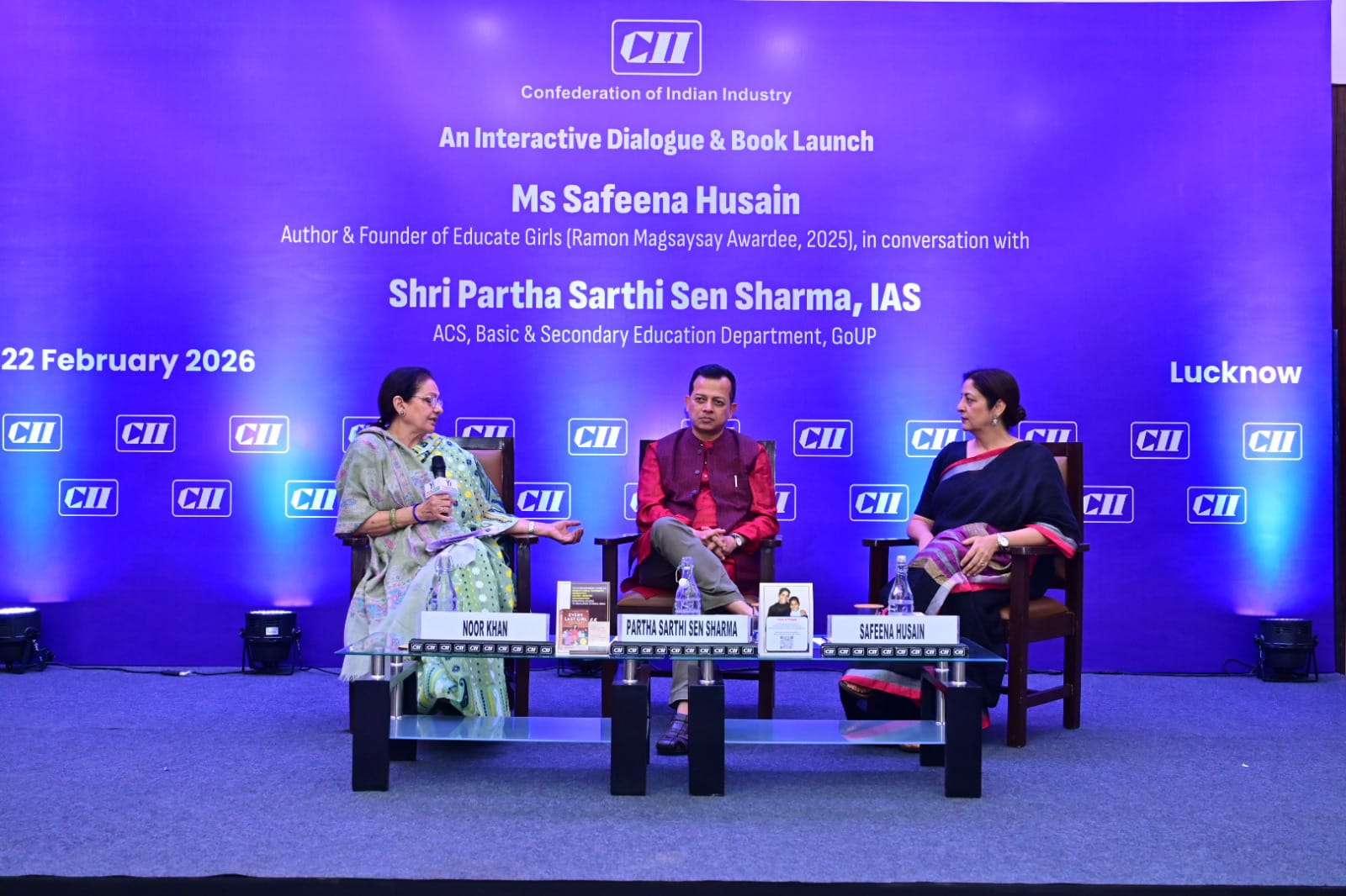 मुख्य अतिथि और वक्ता सफीना हुसैन: संस्थापक, एजुकेट गर्ल्स (भारत की पहली संस्था जिसे रामोन मैग्सेसे पुरस्कार मिला)।  पार्थ सारथी सेन शर्मा (IAS): अतिरिक्त मुख्य सचिव, उत्तर प्रदेश सरकार।  डॉ. नूर खान: शिक्षा विशेषज्ञ और ट्रस्टी, लखनऊ बायोस्कोप सनतकदा ट्रस्ट (संवाद की संचालक)।  सफलता का सफर: राजस्थान के गाँवों से रामोन मैग्सेसे तक एजुकेट गर्ल्स की यात्रा 2007 में राजस्थान के कुछ छोटे गाँवों से शुरू हुई थी। आज यह मुहिम 55,000 से अधिक स्वयंसेवकों (टीम बालिका) के माध्यम से 30,000 गाँवों तक फैल चुकी है।  सफीना हुसैन ने कहा, "2025 में रामोन मैग्सेसे पुरस्कार मिलना हमारे लिए एक जिम्मेदारी है कि हम उन कहानियों को सामने लाएं जिन्हें अक्सर अनसुना कर दिया जाता है। हमारा लक्ष्य 2035 तक 1 करोड़ शिक्षार्थियों तक पहुँचना है। यदि लड़कियाँ दसवीं कक्षा पूरी नहीं करतीं, तो वे देश की अर्थव्यवस्था का हिस्सा नहीं बन पातीं।"  आंकड़े बनाम धरातल की हकीकत आईएएस अधिकारी पार्थ सारथी सेन शर्मा ने शिक्षा के राष्ट्रीय परिदृश्य पर प्रकाश डालते हुए कहा कि पिछले 50 वर्षों में लिंग समानता सूचकांक में अभूतपूर्व सुधार हुआ है।  बदलाव: लिंग समानता सूचकांक 60 से बढ़कर अब 100% तक पहुँच गया है।  चुनौती: उन्होंने आगाह किया कि बड़े आंकड़े अक्सर व्यक्तिगत कहानियों और संघर्षों को छिपा देते हैं। हमें उन कहानियों को सुनना होगा जो अभी भी हाशिए पर हैं।  वहीं, डॉ. नूर खान ने इस बात पर जोर दिया कि नामांकन बढ़ने के बावजूद 'स्कूल-बाहर' (Out of school) लड़कियों की मौजूदगी एक गंभीर चिंता है, जिसे दूर करने में एजुकेट गर्ल्स जैसी संस्थाएं सेतु का कार्य कर रही हैं।  एजुकेट गर्ल्स: एक विजनरी संस्था यह संस्था राजस्थान, मध्य प्रदेश, उत्तर प्रदेश और बिहार जैसे राज्यों में सक्रिय है। जहाँ औपचारिक शिक्षा कठिन है, वहाँ इनका 'द्वितीय अवसर' कार्यक्रम किशोरियों को कक्षा 10वीं और 12वीं पूरी करने में मदद कर रहा है, ताकि वे आत्मनिर्भर बन सकें।  निष्कर्ष: भविष्य की पुकार आयोजन का स्पष्ट संदेश था कि हर आखिरी लड़की को शिक्षित करना केवल एक नैतिक जिम्मेदारी नहीं, बल्कि भारत की आर्थिक और राष्ट्रीय मजबूती के लिए एक अनिवार्य आवश्यकता है।