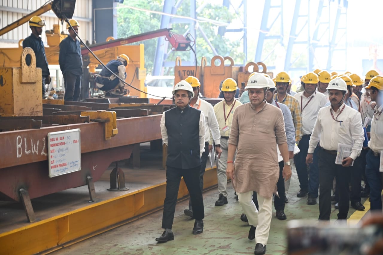 रेल मंत्री अश्विनी वैष्णव ने किया वाराणसी के रेलवे स्टेशनों और बरेका का दौरा, क्षमता बढ़ाने पर जोर