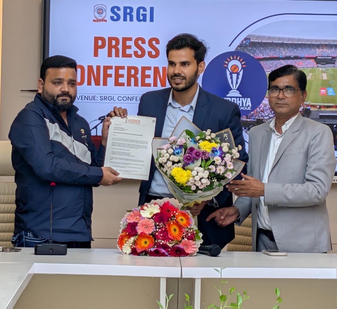 नवनियुक्त उपाध्यक्ष पीयूष सिंह चौहान ने बताया कि इस लीग की सबसे विशेष बात यह है कि सभी टीमों के नाम उत्तर प्रदेश की प्रमुख आठ नदियों पर आधारित हैं। इनमें शामिल हैं &mdash; गोमती थंडर, गंगा वॉरियर्स, हिडेन टाइटंस, मनोरमा मार्बल्स, सरयू स्मेशर्स, यमुना सुपर किंग्स, चंबल चार्जर्स और बेतवा ब्लास्टर्स। उन्होंने कहा कि यह आयोजन न केवल खेल के माध्यम से प्रतिभा को मंच देगा, बल्कि प्रदेश के युवाओं में क्रिकेट के प्रति उत्साह और पेशेवर अवसरों को भी विस्तार देगा।  उन्होंने बताया कि ज्ञानेंद्र पाण्डेय, अक्षदीप नाथ सहित कई राष्ट्रीय/अंतरराष्ट्रीय स्तर पर खेल चुके खिलाड़ी इस आयोजन से जुड़े हैं। मर्यादा पुरुषोत्तम श्रीराम की नगरी अयोध्या में पहली बार इस प्रकार का बड़ा टी-20 प्रारूप आयोजन, यूपीसीए और जिला क्रिकेट संघ के सहयोग से आयोजित किया जा रहा है, जो प्रदेश के क्रिकेट इतिहास के लिए गौरवपूर्ण पहल है।  एपीएल निदेशक बलदेव श्रीवास्तव ने कहा कि पीयूष सिंह चौहान को उपाध्यक्ष नियुक्त किया जाना आयोजन समिति के लिए महत्वपूर्ण निर्णय है। युवा सशक्तिकरण, शिक्षा और सामाजिक विकास के क्षेत्र में उनके योगदान को देखते हुए समिति ने यह दायित्व सर्वसम्मति से उन्हें सौंपा है। उन्होंने यह भी बताया कि पीयूष सिंह चौहान पूर्व में कलारीपयट्टू एसोसिएशन और अमेच्योर सॉफ्ट टेनिस एसोसिएशन उत्तर प्रदेश के उपाध्यक्ष के रूप में भी कार्यरत रहे हैं।  इस लीग के सभी मैच डी.डी. स्पोर्ट्स व प्रसार भारती पर लाइव प्रसारित किए जाएंगे। विजेता टीम को 11 लाख रुपये तथा उपविजेता को 5.50 लाख रुपये का पुरस्कार प्रदान किया जाएगा। खिलाड़ियों की प्रैक्टिस सेशन की तैयारी एसआर इंस्टीट्यूट ग्राउंड, लखनऊ में जारी है। आयोजन समिति के अनुसार सरकार व यूपीसीए का सहयोग इस लीग के भविष्य को मजबूत करेगा और इसे प्रदेश के बड़े खेल आंदोलन के रूप में स्थापित करेगा।