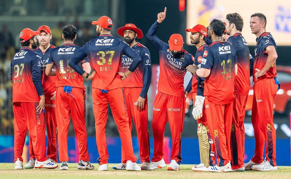 आईपीएल फाइनल्स में आरसीबी का सफरनामा (RCB in IPL Finals)रॉयल चैलेंजर्स बेंगलुरु के लिए आईपीएल इतिहास के फाइनल का सफर काफी उतार-चढ़ाव भरा रहा है। टीम अब तक कुल 5 बार (2026 सहित) फाइनल में जगह बनाने में कामयाब रही है:📊 फाइनल मुकाबलों में आरसीबी का अब तक का रिकॉर्डवर्षविपक्षी टीममैच का परिणाम2009डेक्कन चार्जर्सडेक्कन चार्जर्स से हार का सामना करना पड़ा2011चेन्नई सुपर किंग्ससीएसके ने 58 रनों के बड़े अंतर से हराया2016सनराइजर्स हैदराबादएसआरएच ने 8 रनों के करीबी अंतर से मात दी2025पंजाब किंग्सआरसीबी ने मैच जीतकर पहली बार खिताब अपने नाम किया 🏆2026क्वालीफायर-2 की विजेता31 मई को अहमदाबाद में मुकाबला होना बाकी है👑 कप्तान रजत पाटीदार का धमाका, वॉर्नर के 'महा-रिकॉर्ड' की बराबरीइस करो या मरो के मुकाबले में आरसीबी के कप्तान रजत पाटीदार ने मोर्चे से टीम का नेतृत्व किया और एक अविश्वसनीय कप्तानी पारी खेली। पाटीदार ने गुजरात के गेंदबाजों को रिमांड पर लेते हुए महज 33 गेंदों पर नाबाद 93 रनों की तूफानी पारी खेली। उनकी इस आतिशी पारी में 5 गगनचुंबी चौके और 9 कड़क छक्के शामिल रहे।ऐतिहासिक कीर्तिमान: इस पारी के साथ ही रजत पाटीदार आईपीएल प्लेऑफ के इतिहास में बतौर कप्तान संयुक्त रूप से सबसे बड़ा व्यक्तिगत स्कोर बनाने वाले बल्लेबाज बन गए हैं। इस मामले में उन्होंने सनराइजर्स हैदराबाद के पूर्व कप्तान डेविड वॉर्नर (2016) के रिकॉर्ड की बराबरी कर ली है।🏏 मैच का लेखा-जोखा: ताश के पत्तों की तरह बिखरी गुजरातआरसीबी की विशाल बल्लेबाजी: टॉस हारकर पहले बल्लेबाजी करने उतरी आरसीबी ने निर्धारित 20 ओवरों में 5 विकेट खोकर 254 रनों का प्लेऑफ इतिहास का सबसे बड़ा स्कोर खड़ा किया था।गुजरात टाइटंस का सरेंडर: 255 रनों के पहाड़ जैसे लक्ष्य का पीछा करने उतरी शुभमन गिल की कप्तानी वाली गुजरात टाइटंस दबाव नहीं झेल सकी और पूरी टीम महज 162 रनों पर सिमट गई।बल्लेबाजों का फ्लॉप शो: गुजरात के बल्लेबाजों का प्रदर्शन बेहद निराशाजनक रहा। टीम के केवल तीन बल्लेबाज ही दहाई का आंकड़ा (Double Digit) छू सके। हालांकि, संकटमोचक राहुल तेवतिया ने एक छोर संभाले रखा और 43 गेंदों में 8 चौकों व 4 छक्कों की मदद से 68 रनों की जुझारू पारी खेली, लेकिन दूसरे छोर से सहयोग न मिलने के कारण वह अपनी टीम को शर्मनाक हार से नहीं बचा सके।मैच का निष्कर्ष: आरसीबी इस समय अपनी सर्वकालिक सर्वश्रेष्ठ फॉर्म में चल रही है। गेंदबाजी से लेकर बल्लेबाजी तक, टीम का हर विभाग पूरी तरह संतुलित नजर आ रहा है। लगातार दूसरी बार खिताब जीतने का आरसीबी का सपना अब सच होने से सिर्फ एक जीत दूर है।