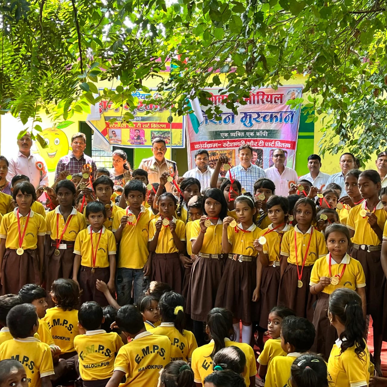 मिशन मुस्कान: बच्चों को मिला यूनिफॉर्म और स्मार्ट टीवी