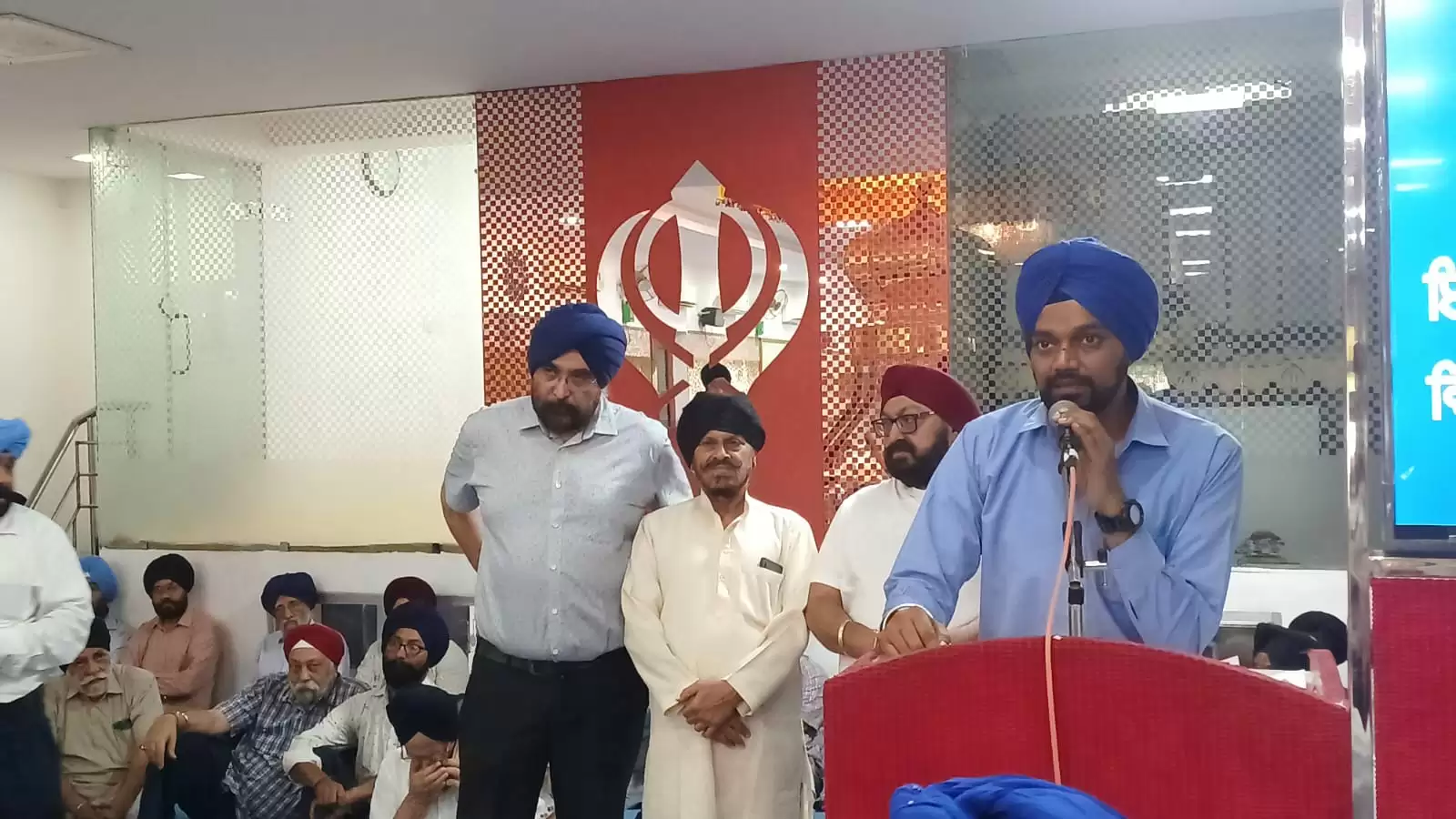 Gurudwara prabandh commitee lucknow ne medhavi chatron ko sammanit kiya 