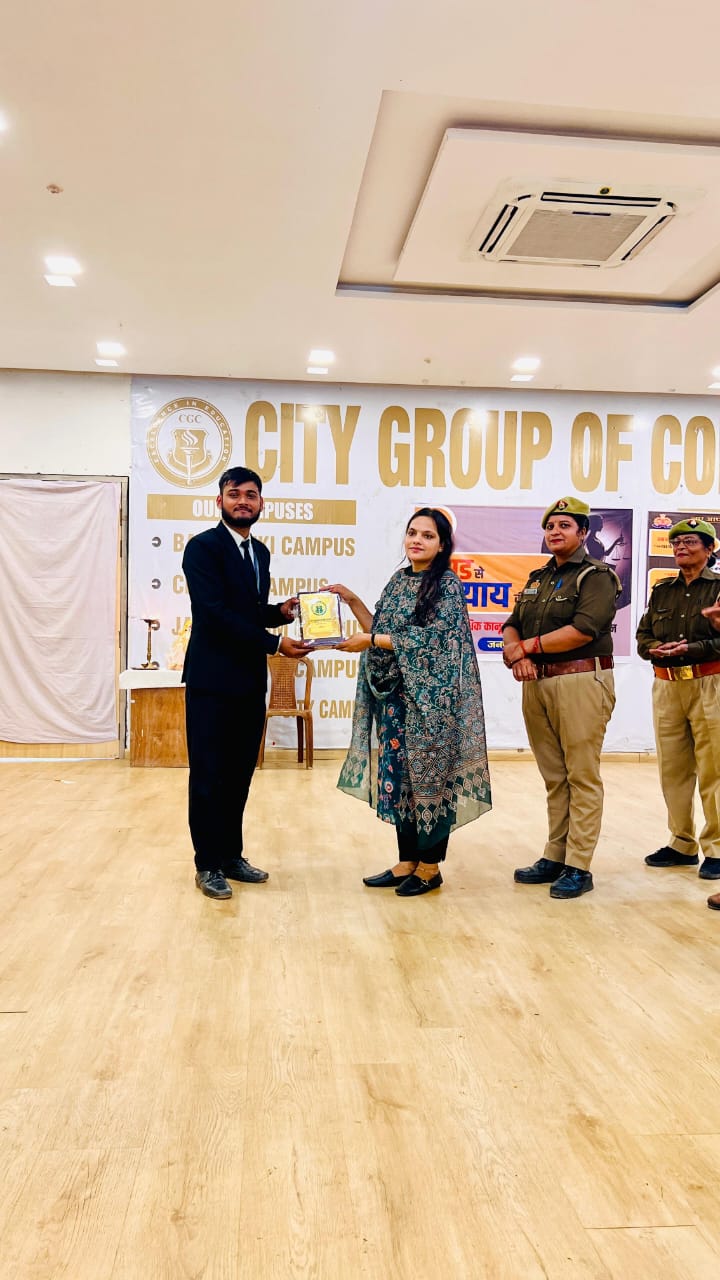 Barabanki: An awareness program on new laws was organized at City Law College, where prosecution officer Solanki Yadav provided important information.