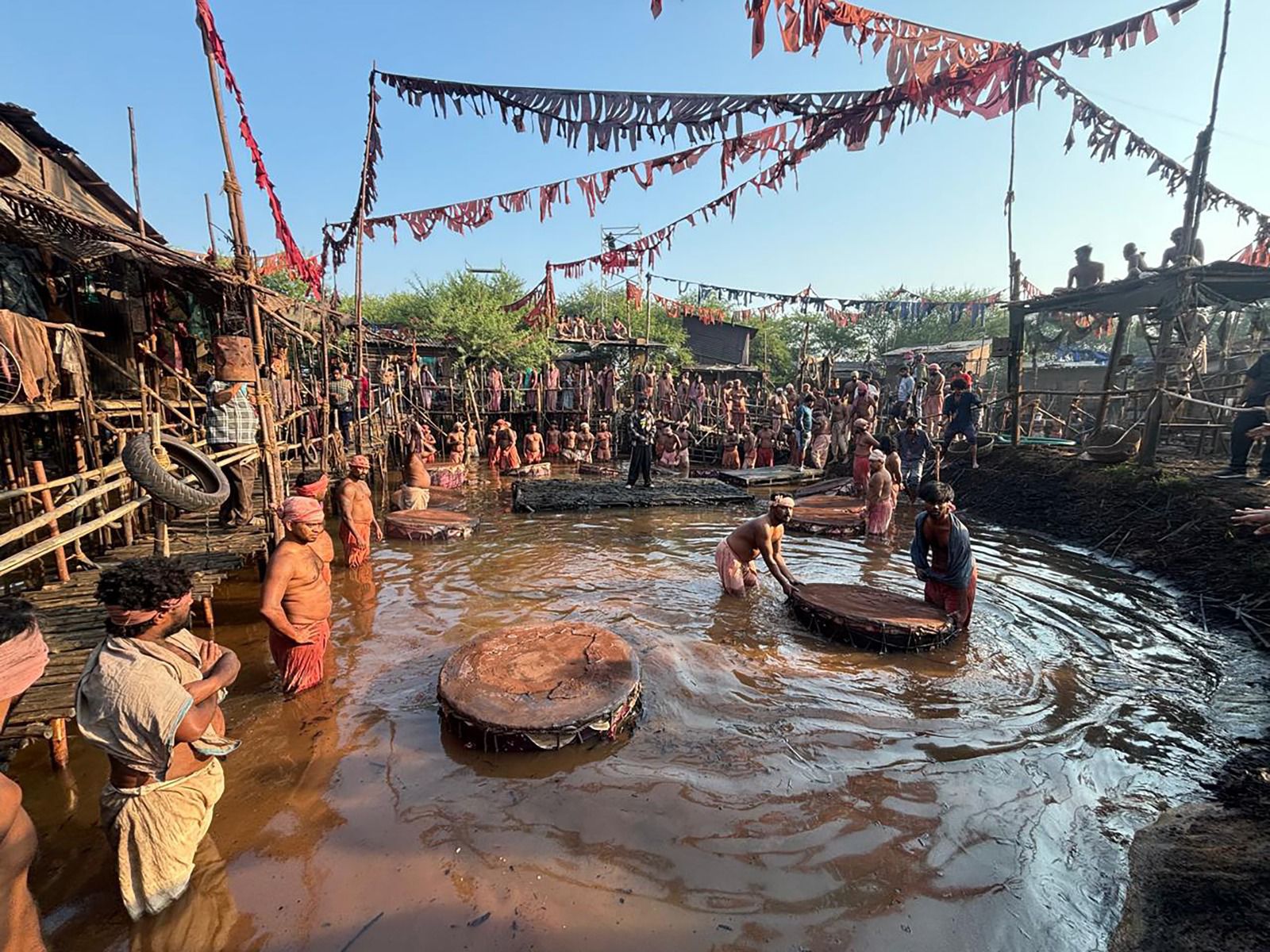 2.5 एकड़ का स्लम, 60 असली घर और 100 टैंकर पानी: &lsquo;आया शेर&rsquo; के लिए खड़ा किया गया भव्य सेट