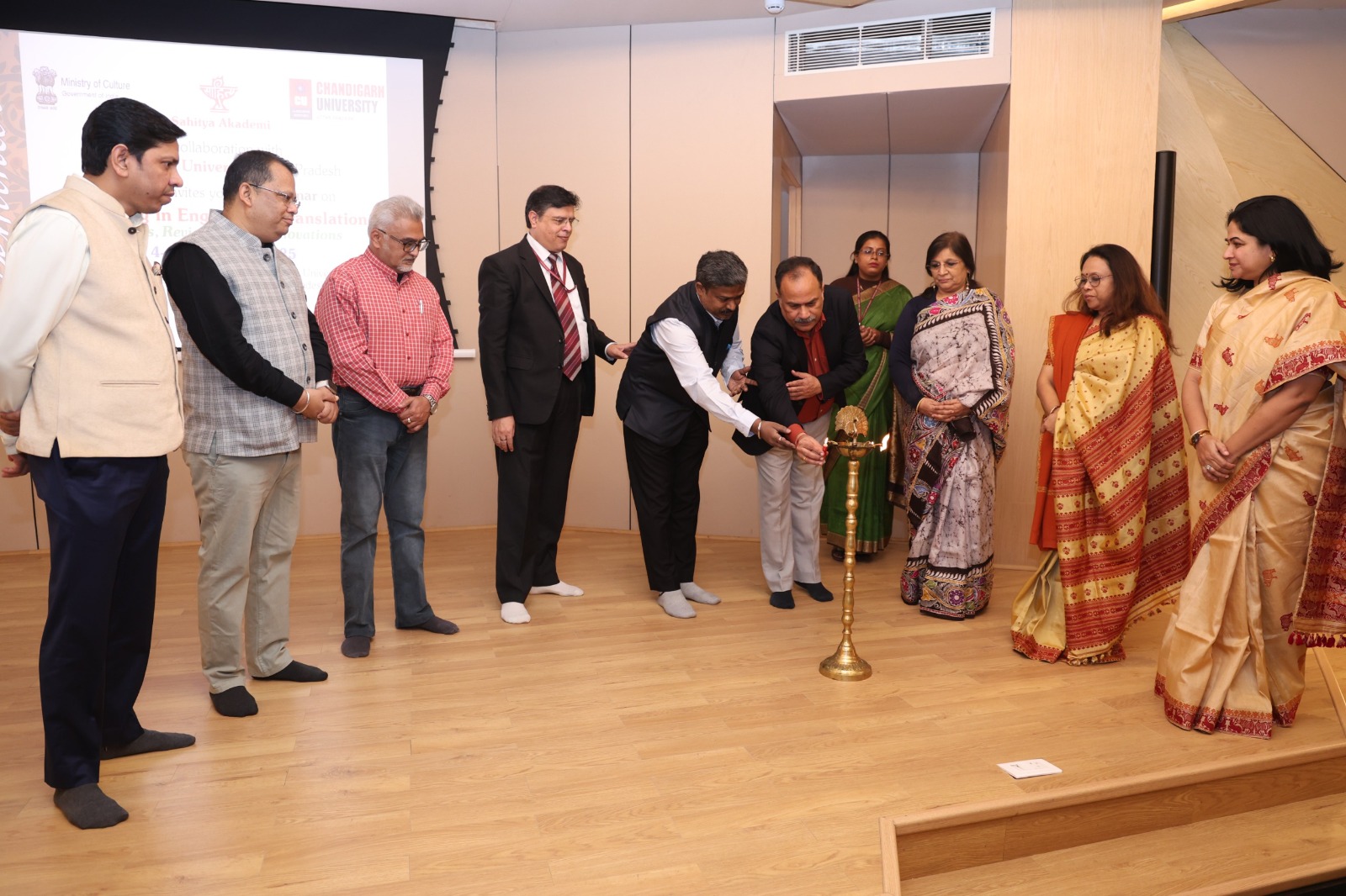 यूनिवर्सिटी, यूपी के संयुक्त तत्वावधान में दो दिवसीय राष्ट्रीय सेमिनार का आयोजन 21वीं सदी के लेखन पर इंग्लिश और ट्रांसलेशन के प्रभाव को समझने के लिए आयोजित हुआ विशेष सम्मेलन