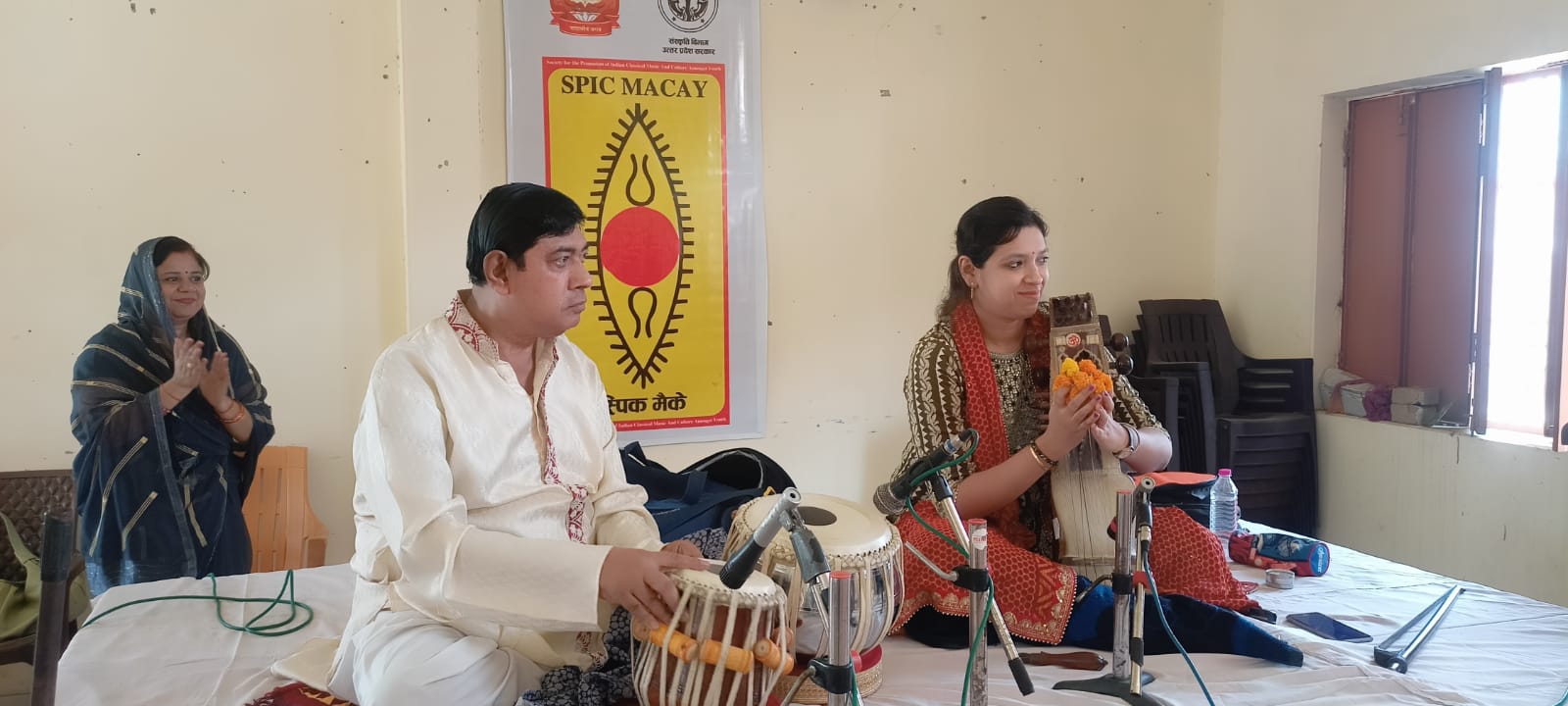 सारंगी की मधुर धुनों से गूंजे बहराइच के विद्यालय, विदुषी गौरी बनर्जी ने श्रोताओं को किया मंत्रमुग्ध