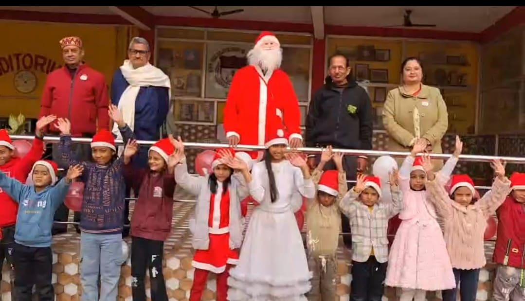 Santa Claus spread joy among the children, giving them candies and biscuits.