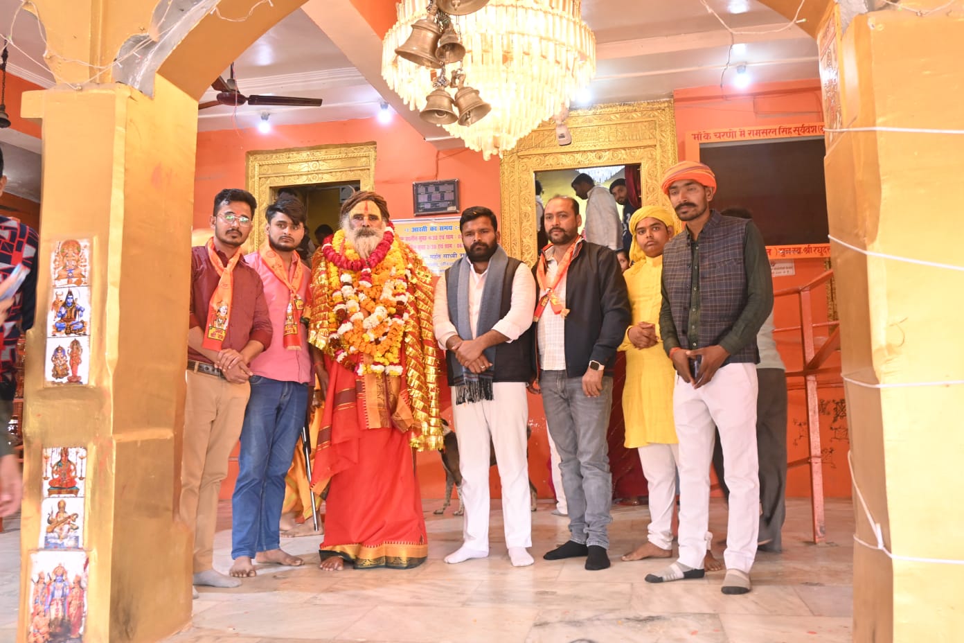 कथा पीठाधीश्वर अयोध्या के विद्वान मनीषी नीरज शास्त्री ने श्रीकृष्ण के पावन चरित्र का वर्णन करते हुए कहा कि गुरुकुल में सांदीपनि ऋषि से शिक्षा प्राप्त करने के बाद भगवान श्रीकृष्ण विश्वामित्र के आह्वान पर मुरलीधर से चक्रधर की भूमिका में अवतरित हुए। उन्होंने द्वारिका में देवी रुक्मणि के साथ विवाह कर दाम्पत्य जीवन की मर्यादा को स्थापित किया। नीरज शास्त्री ने सुदामा चरित्र का उल्लेख करते हुए कहा कि भगवान श्रीकृष्ण ने अपने निर्धन सहपाठी सुदामा को सम्मान देकर और उनकी दरिद्रता को दूर कर विश्व को सच्ची मित्रता का अनुपम आदर्श प्रदान किया। इसके विपरीत उन्होंने द्रुपद और द्रोणाचार्य के प्रसंग का उदाहरण देते हुए बताया कि एक ही गुरु के आश्रम में शिक्षा ग्रहण करने के बावजूद द्रुपद की नीति और अहंकार के कारण दोनों के बीच वैर उत्पन्न हुआ, जो अंततः महाभारत युद्ध में विनाश का कारण बना। सुदामा चरित्र के मार्मिक वर्णन को सुनकर श्रोता भावुक हो गए। कथा के दौरान लवकुश शास्त्री एवं केशव शास्त्री द्वारा रुक्मणि&ndash;कृष्ण विवाह प्रसंग की आकर्षक झांकी प्रस्तुत की गई, जिसमें लौकिक रीतियों का सुंदर निर्वहन किया गया। इस अवसर पर दर्शक महिलाओं ने भाव-विभोर होकर नृत्य किया। कार्यक्रम में शिक्षक नेता अजीत सिंह, मोनू सिंह, सूरज सिंह, संतोष कुमार सिंह, कृष्णपाल सिंह, पंकज सिंह सहित नगर के अनेक गणमान्य नागरिक एवं व्यापारीगण उपस्थित रहे। कथा की पूर्णाहुति एवं विशाल भंडारे का आयोजन आज किया जाएगा।