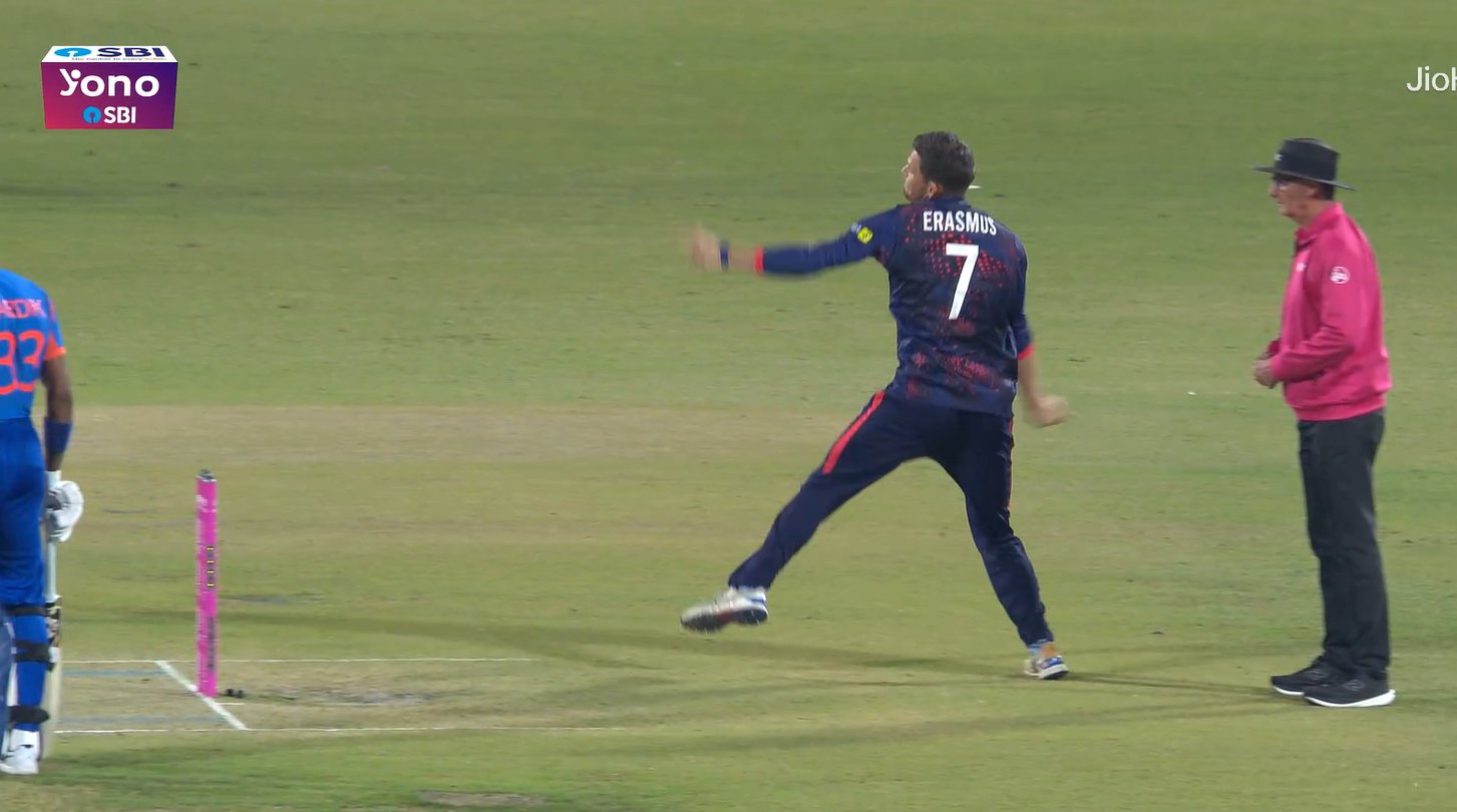 कई मौकों पर ऐसा देखा गया है कि वे स्पष्ट रूप से क्रीज़ से गेंद रिलीज़ नहीं करते, और जब अंपायर इसे डेड बॉल करार देते हैं, तो वे फैसले पर आक्रामक प्रतिक्रिया देते नजर आते हैं। इस मैच में Gerhard Erasmus की डेड बॉल पर ईशान किशन और तिलक वर्मा आउट हुए, लेकिन अनुभवी अंपायर Rod Tucker ने सही निर्णय लेते हुए इसे स्पष्ट रूप से डेड बॉल माना &mdash; जो कि नियमों के अनुसार बिल्कुल सही था।