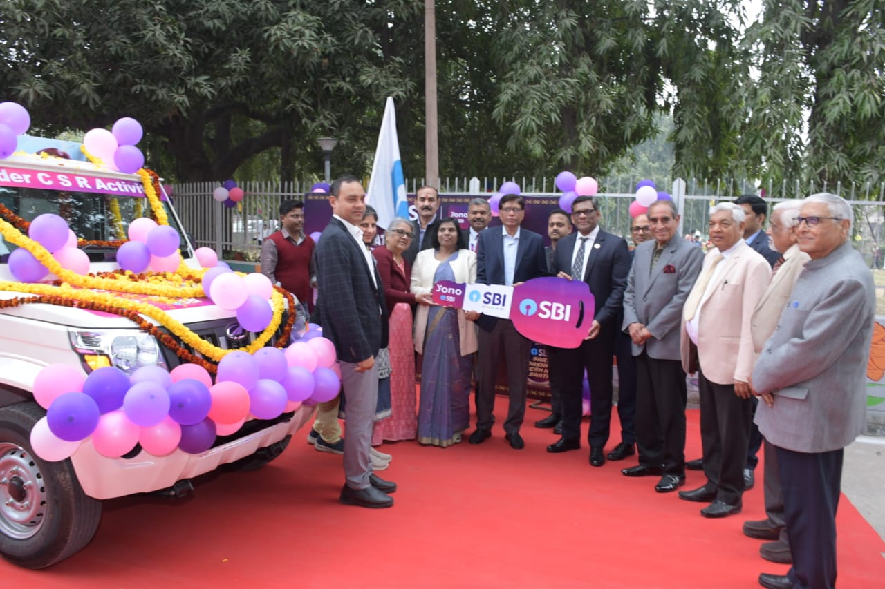 भारतीय स्टेट बैंक ने सीएसआर पहल के तहत एम.एल.एन. मेडिकल कॉलेज, प्रयागराज को वाहन प्रदान किया