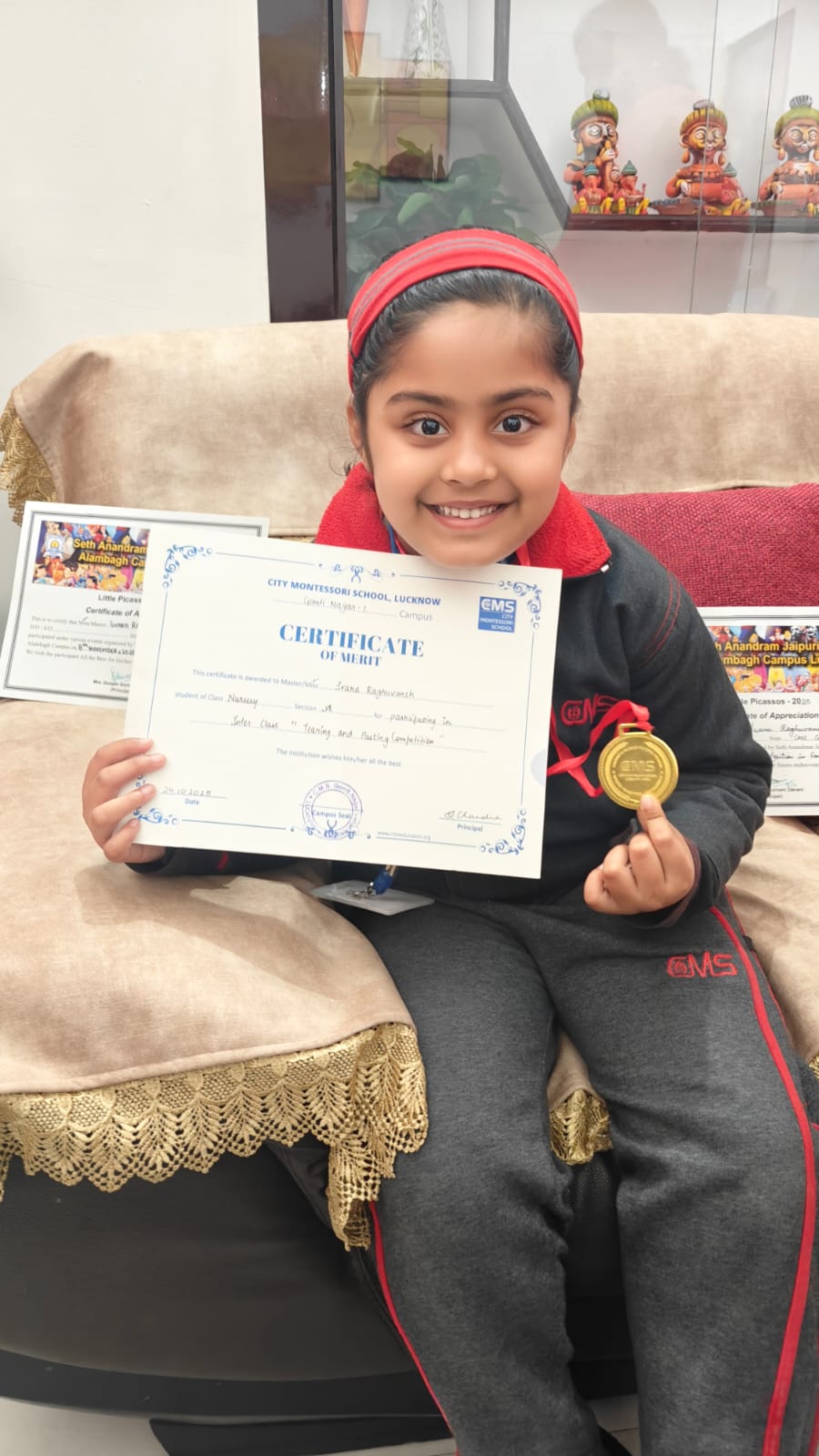 नन्ही प्रतिभा स्वरा रघुवंश को गोल्ड मेडल से किया गया सम्मानित