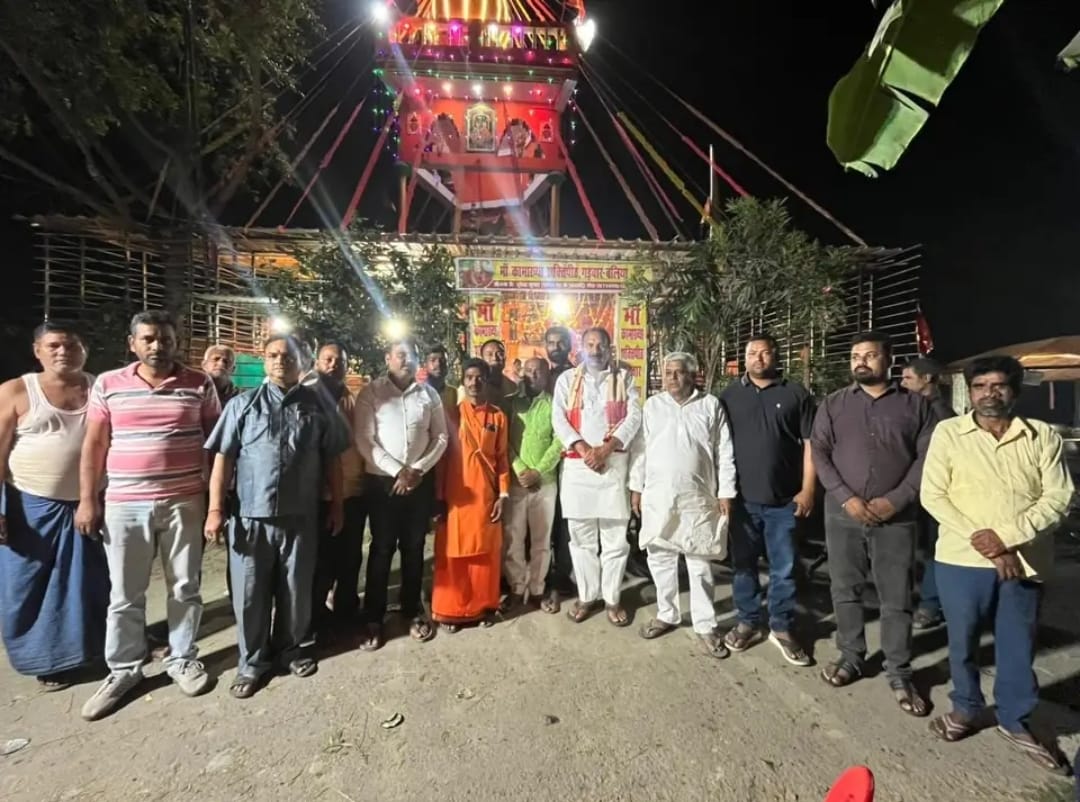गड़वार (बलिया): मिडिल स्कूल गड़वार के समीप स्थित माँ कामाख्या शक्तिपीठ मंदिर परिसर में कामाख्या माँ की मूर्ति प्राण-प्रतिष्ठा और मंदिर निर्माण का पंचम वार्षिकोत्सव धूमधाम और हर्षोल्लास के साथ मनाया गया।