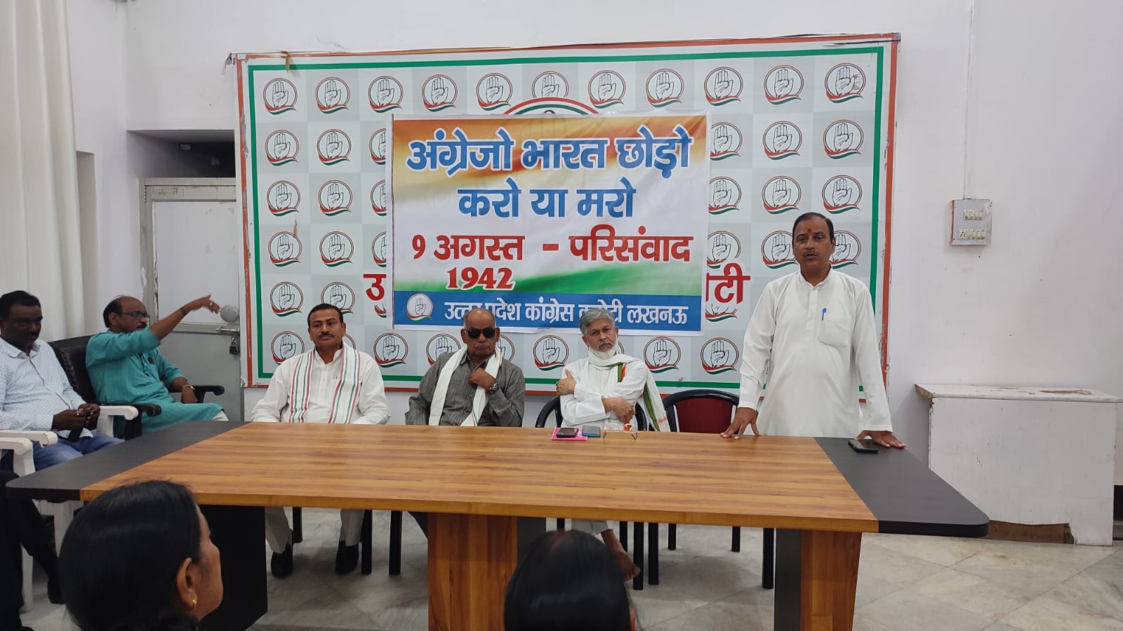 Angrejo bharat chodo