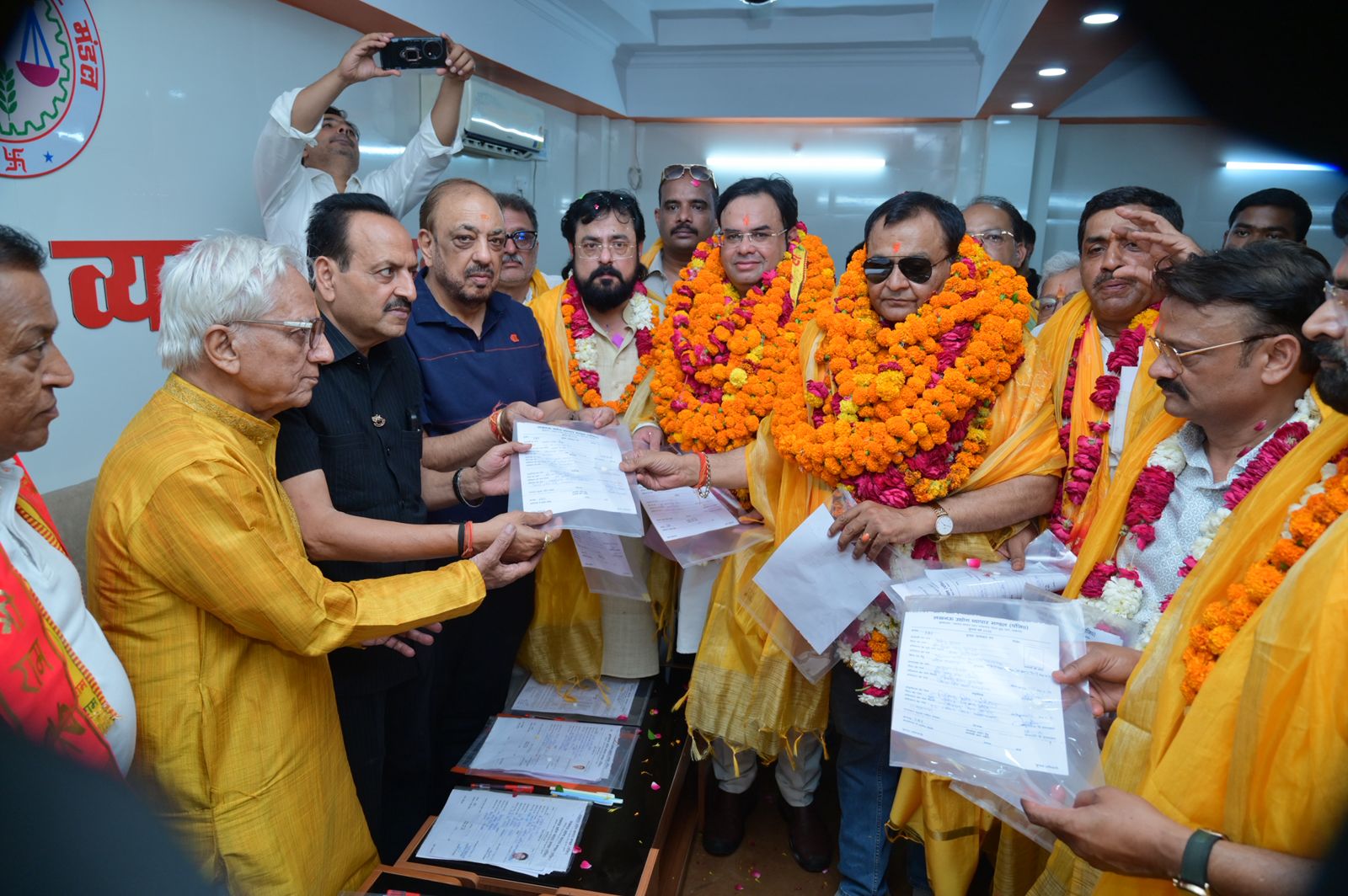 लखनऊ व्यापार मंडल चुनाव: ढोल-नगाड़ों और भारी हुजूम के साथ अमरनाथ मिश्र और पवन मनोचा पैनल ने दाखिल किया नामांकन