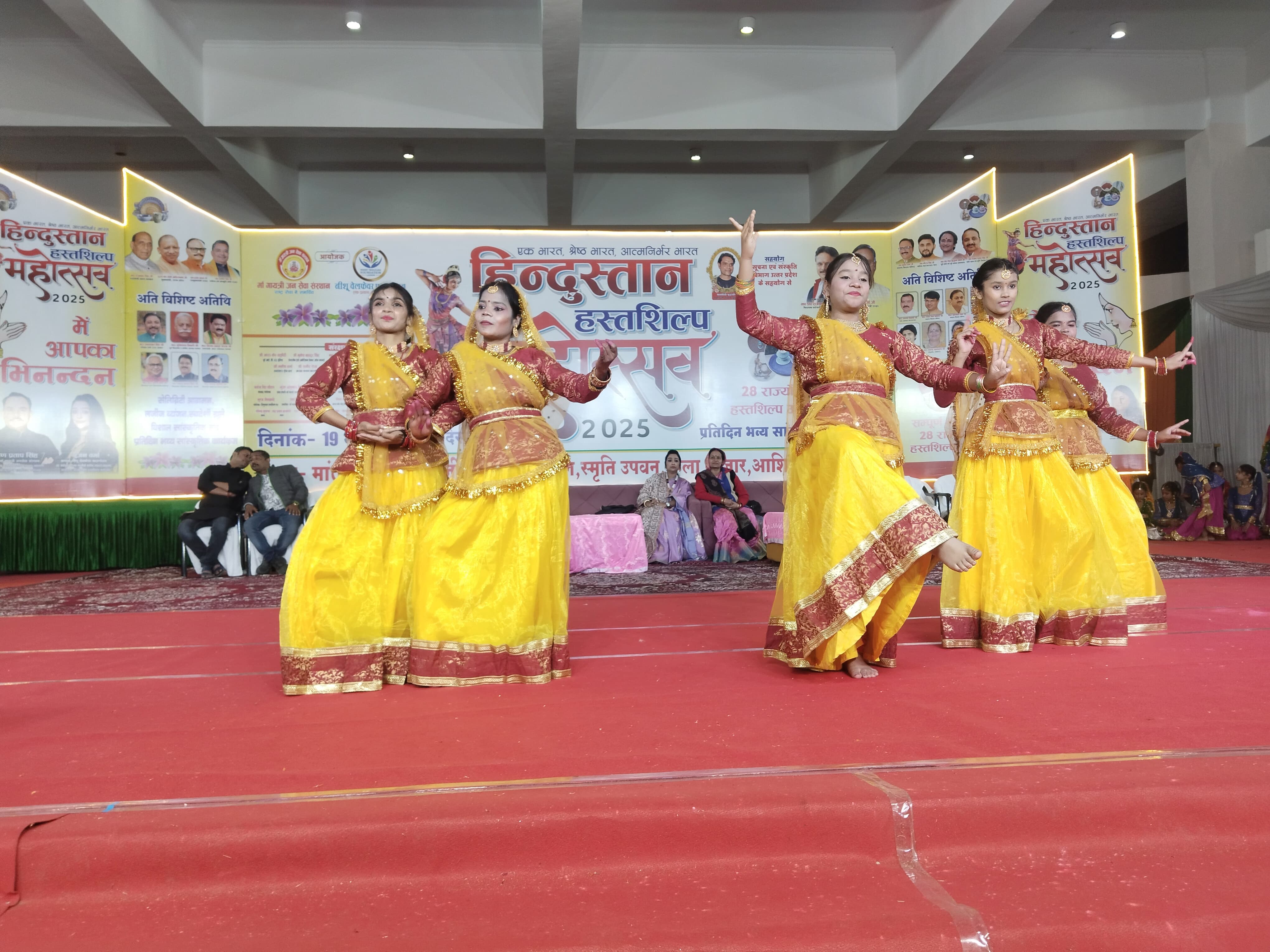 Ragi Dwivedi's Kathak and Dandiya performances captivated the cultural evening of Hindustan Handicrafts Festival.