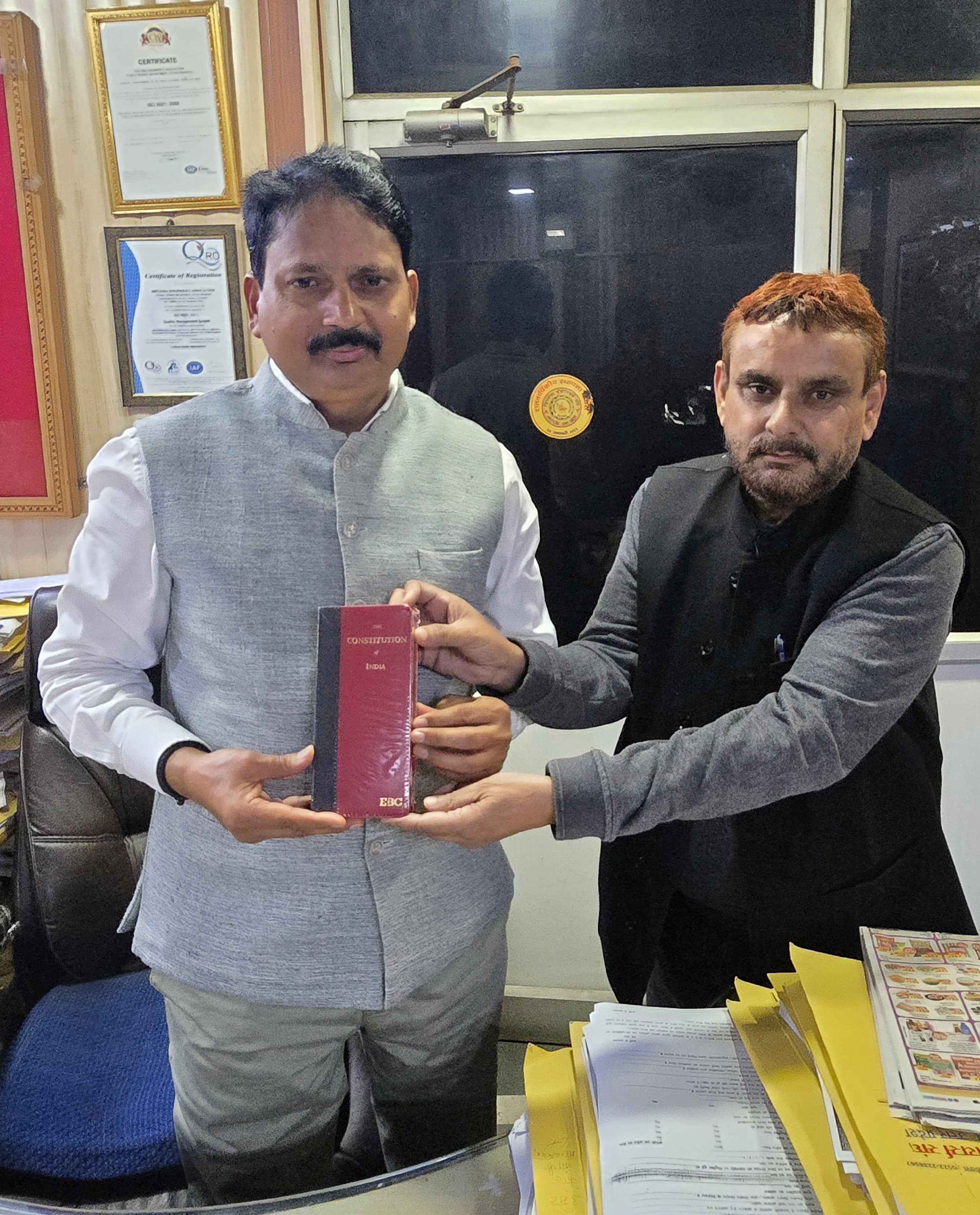 "कभी फुरसत मिले तो पढ़ना मुझे, मैं तुम्हारी तमाम उलझनों का संपूर्ण समाधान हूँ&hellip; मैं भारत का संविधान हूँ&hellip;"