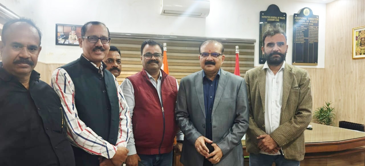 A delegation of the United Industry Trade Board reached to congratulate DG Sujit Kumar Pandey, a meeting was also held in Lucknow on organization expansion.