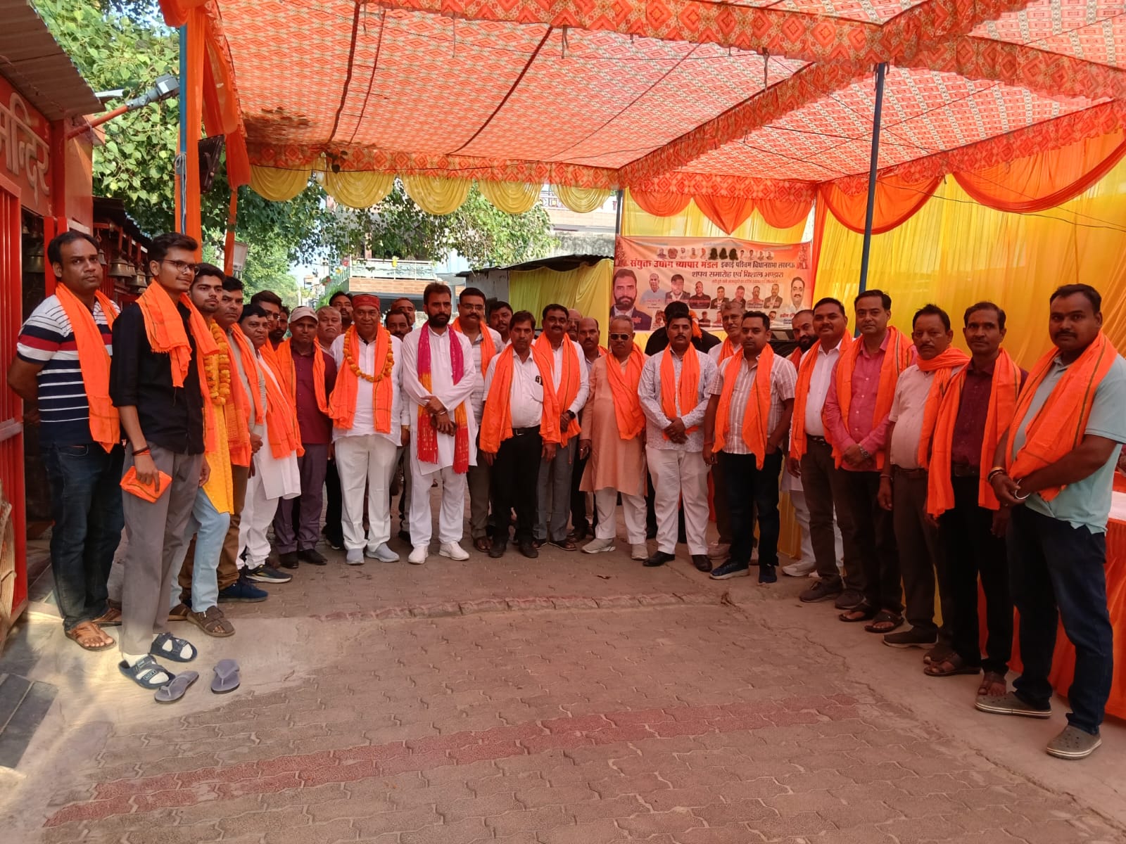 Lucknow: "The government must end its authoritarianism, or else traders will take to the streets"&mdash;Anjani Kumar Pandey thunders at the West Assembly oath-taking ceremony.
