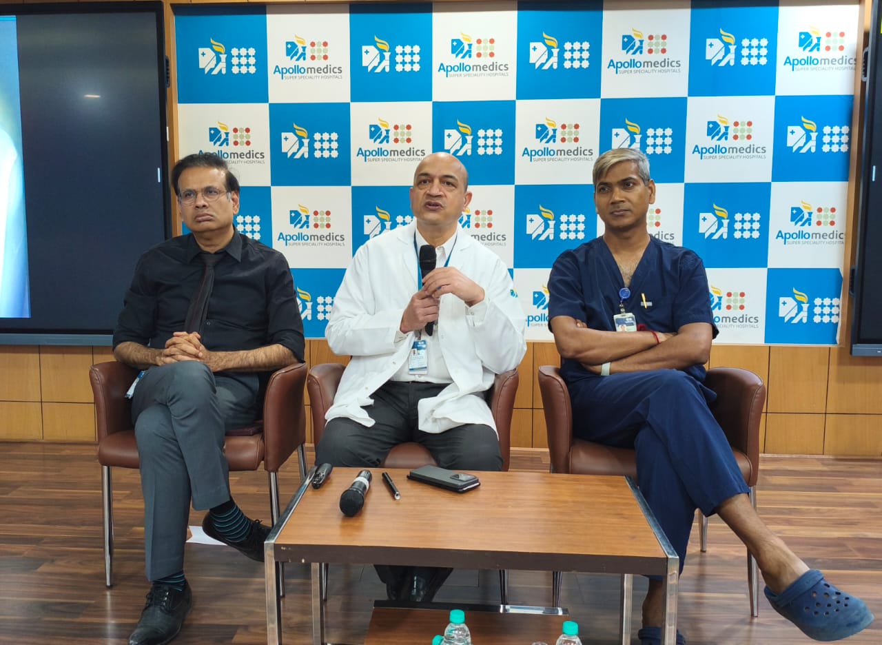 लखनऊ। अपोलो हॉस्पिटल्स, लखनऊ ने हड्डी व जोड़ प्रत्यारोपण चिकित्सा के क्षेत्र में एक बड़ी उपलब्धि हासिल की है। यहां महज 16 वर्षीय किशोर की सफल टोटल हिप रिप्लेसमेंट सर्जरी कर अस्पताल ने क्षेत्र का पहला ऐसा संस्थान बनने का गौरव प्राप्त किया है, जिसने इतनी कम उम्र में यह जटिल ऑपरेशन किया हो।  जानकारी के अनुसार, इस किशोर को 9 वर्ष की आयु में कूल्हे की हड्डी (फीमर) में फ्रैक्चर हुआ था। आर्थिक कठिनाइयों के चलते समय पर उपचार नहीं हो पाया, जिसके कारण फीमर हेड धीरे-धीरे क्षतिग्रस्त होता गया और पूरी तरह समाप्त हो गया। इससे किशोर को तेज दर्द, प्रभावित पैर की लंबाई में अंतर और चलने-फिरने में गंभीर समस्याएं उत्पन्न हो गईं।