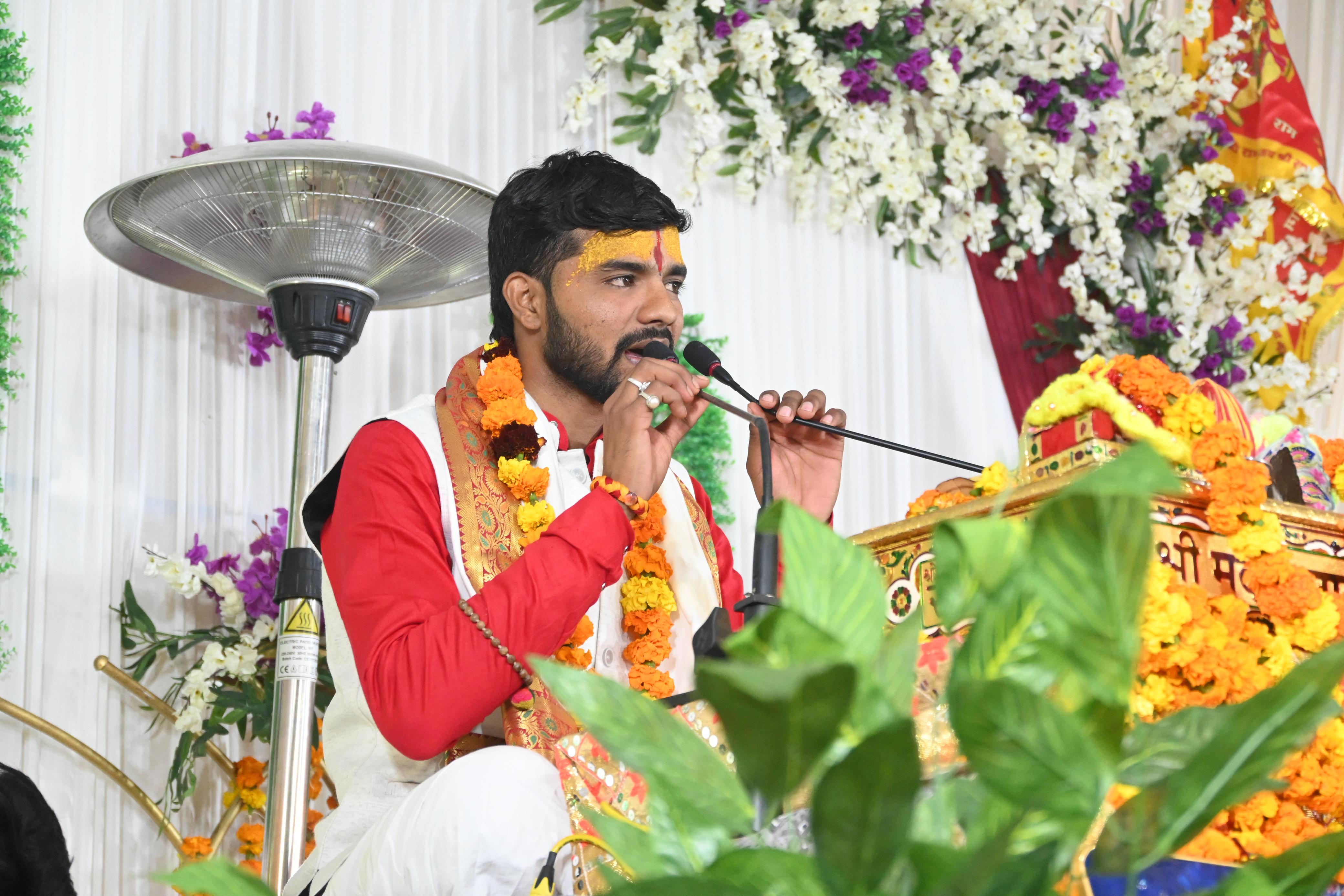 कथा का रसपान कराते हुए अयोध्या के युवा कथा मनीषी नीरज दास शास्त्री ने कहा कि परमात्मा के मिलन का सबसे सरल और सुगम मार्ग भक्ति है। मानव शरीर परमात्मा की असीम अनुकंपा से प्राप्त होता है, इसलिए जीवन के प्रत्येक क्षण का सदुपयोग करते हुए प्रभु का भजन-स्मरण करना चाहिए। उन्होंने कहा कि विषय भोगों में जीवन का बहुमूल्य समय व्यर्थ करने से अंततः केवल पश्चाताप ही शेष रह जाता है। श्रद्धालुओं को भक्ति की ज्ञान गंगा में अभिसिंचित करते हुए कथा व्यास ने भक्त प्रह्लाद और ध्रुव का उदाहरण देते हुए कहा कि बाल्यावस्था में ही प्रभु की शरण ग्रहण करने से जीवन धन्य हो जाता है। वहीं, शबरी ने प्रभु श्रीराम के दर्शन हेतु अपना संपूर्ण जीवन समर्पित कर दिया, जो निष्काम भक्ति का सर्वोत्तम उदाहरण है। कथा के दौरान शिक्षक नेता अजीत सिंह, मोनू सिंह, सूरज सिंह, संतोष कुमार सिंह, कृष्णपाल सिंह, पंकज सिंह सहित नगरवासी एवं व्यापारीगण बड़ी संख्या में उपस्थित रहे।