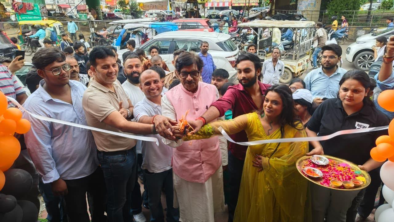 हुसड़िया चौराहे पर ‘एनीथिंग एनीटाइम एनीव्हेयर’ की ग्रैंड ओपनिंग, 24 घंटे मिलेगी ग्रॉसरी और कैफे की सुविधा