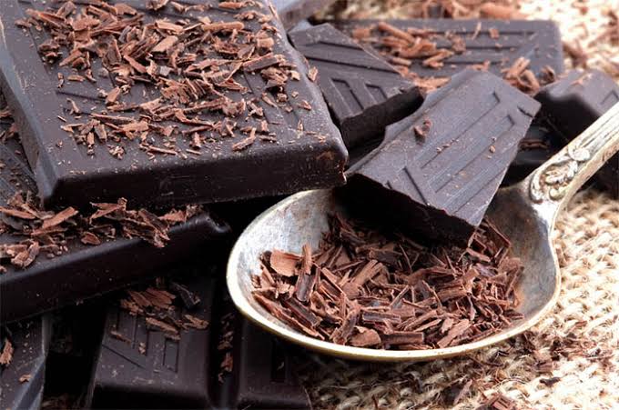 Dark Chocolate Health Benefits: डार्क चॉकलेट क्यों है सेहत के लिए वरदान? जानें इसके पीछे का विज्ञान, सही चुनाव और सावधानियां