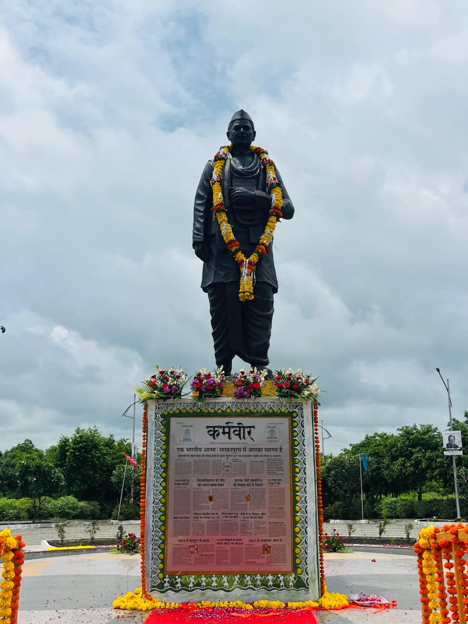 मुख्यमंत्री डॉ. मोहन यादव आए हैं&hellip; कवि डॉ. कुमार विश्वास जी भी आए हैं