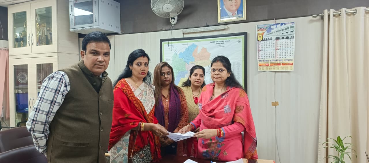 The women's cell submitted a memorandum to the Municipal Commissioner regarding the poor condition of Beldari Lane in Lucknow.