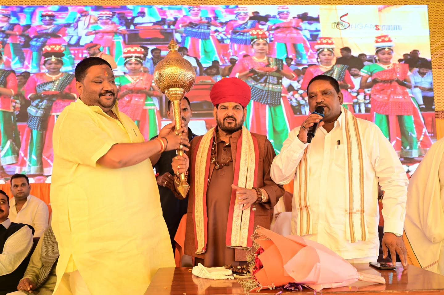 पूर्व सांसद श्री बृज भूषण शरण सिंह ने दीप प्रज्वलित कर कार्यक्रम का विधिवत आरंभ किया। इसके उपरांत उन्होंने उत्कृष्ट प्रदर्शन करने वाले विद्यार्थियों को सम्मानित किया और उनके उज्जवल भविष्य के लिए प्रेरणादायक शुभकामनाएँ दीं।  💡 बृज भूषण शरण सिंह का प्रेरणादायक संदेश अपने संबोधन में, श्री बृज भूषण शरण सिंह ने विद्यार्थियों को प्रेरित करते हुए कहा:  "मेधा किसी की मोहताज नहीं होती। लक्ष्य बड़ा रखिए और ईमानदार मेहनत कीजिए। योग्य बनिए, आपका सम्मान स्वयं आपका पीछा करेगा।"  उन्होंने छात्रों को कठिन परिश्रम, अनुशासन और लक्ष्य पर ध्यान केंद्रित करने का संदेश दिया। उन्होंने कहा कि जीवन में शॉर्टकट से बचें, क्योंकि मेहनत और लगन ही सफलता की सच्ची कुंजी है। उन्होंने छात्रों से ईमानदारी से अपनी कमियों को पहचानकर उन पर कार्य करने का आग्रह किया, जिससे सफलता निश्चित हो सकेगी।  उन्होंने आगे जोड़ा कि "प्रतिभा को अवसर अवश्य मिलता है, लेकिन अवसर उन्हीं के पास जाता है जो निरंतर प्रयास करते हैं।" उन्होंने मेधावी छात्रों को परिवार, समाज और देश का भविष्य बताया।  🌟 गणमान्य व्यक्तियों की उपस्थिति और कार्यक्रम की सराहना श्री सिंह ने संस्थान द्वारा आयोजित इस कार्यक्रम की सराहना करते हुए कहा कि ऐसे आयोजन युवाओं में नई ऊर्जा, प्रेरणा और आत्मविश्वास का संचार करते हैं।  इस समारोह में बड़ी संख्या में जनप्रतिनिधि और सम्मानित नागरिक उपस्थित रहे, जिनमें प्रमुख रूप से:  विधायक बलरामपुर सदर पलटू राम  जिला अध्यक्ष भाजपा बलरामपुर रवि मिश्रा  चेयरमैन डॉ. धीरेन्द्र प्रताप सिंह धीरू  जिला पंचायत अध्यक्ष प्रतिनिधि श्याम मनोहर तिवारी  ब्लॉक प्रमुख श्रीदत्तगंज हेमंत जायसवाल  अन्य सम्मानित व्यक्ति जैसे जन्मेजय सिंह, चंद्र प्रकाश सिंह गुड्डू, राकेश सिंह, राम कृपाल शुक्ला, शैलेंद्र प्रताप सिंह, संजय शुक्ला, शुभेंद्र मिश्र, और शिवम मिश्रा।  इनके अतिरिक्त, अनेक सामाजिक संगठनों के प्रतिनिधि, अभिभावक, शिक्षक और बड़ी संख्या में छात्र-छात्राएँ भी उपस्थित थे।  🏆 समारोह की मुख्य बातें पूरे जिले के हाईस्कूल और इंटरमीडिएट के प्रतिभाशाली विद्यार्थियों को सम्मानित किया गया।  मेधावी छात्रों को प्रमाणपत्र, प्रतीक चिन्ह (ट्रॉफी/मेडल) और प्रेरणादायक संदेश प्रदान किए गए।  संस्था परिसर में उत्साह, गर्व और खुशी का माहौल व्याप्त रहा।  कार्यक्रम का संचालन उत्कृष्ट व्यवस्था और उच्च अनुशासन के साथ संपन्न हुआ।